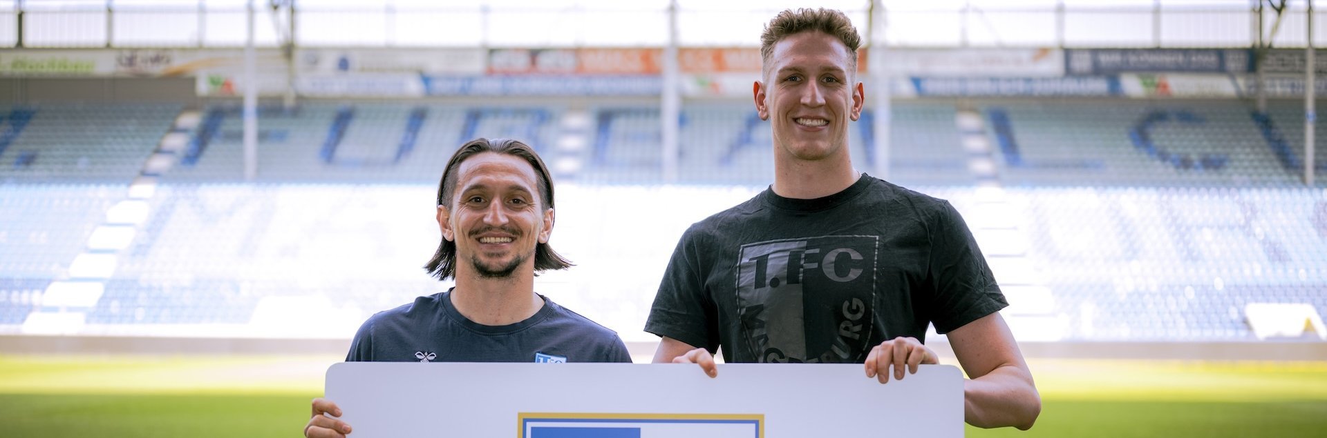 Lukas Märtens (rechts) und Baris Atik mit der Dauerkarte