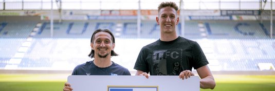 Lukas Märtens (rechts) und Baris Atik mit der Dauerkarte