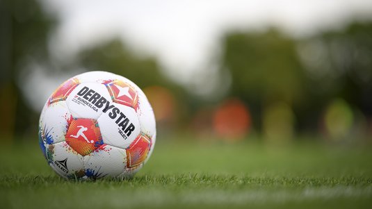 Spielball auf dem Rasen