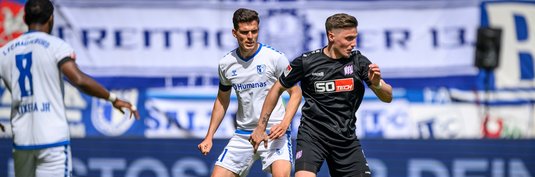 Tobias Müller (Mitte) beim Duell mit Osnabrück in der Saison 2023/24