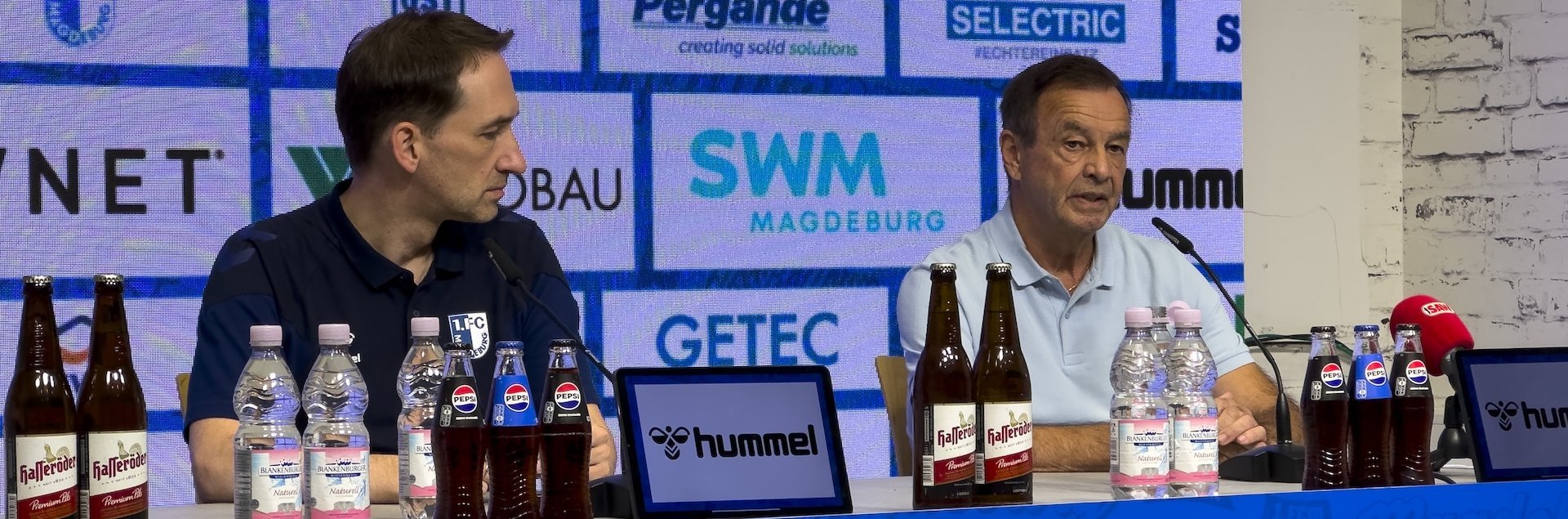 Sportchef Otmar Schork (rechts) mit Pressesprecher Manuel Holscher