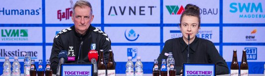 Trainer Petrik Sander (links) mit Pressesprecherin Kristina Richter