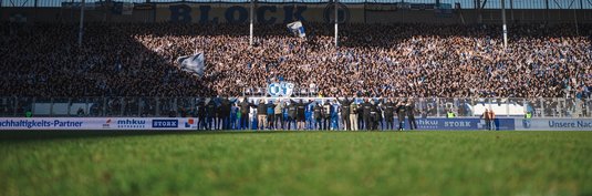 Mannschaft vor der Fankurve