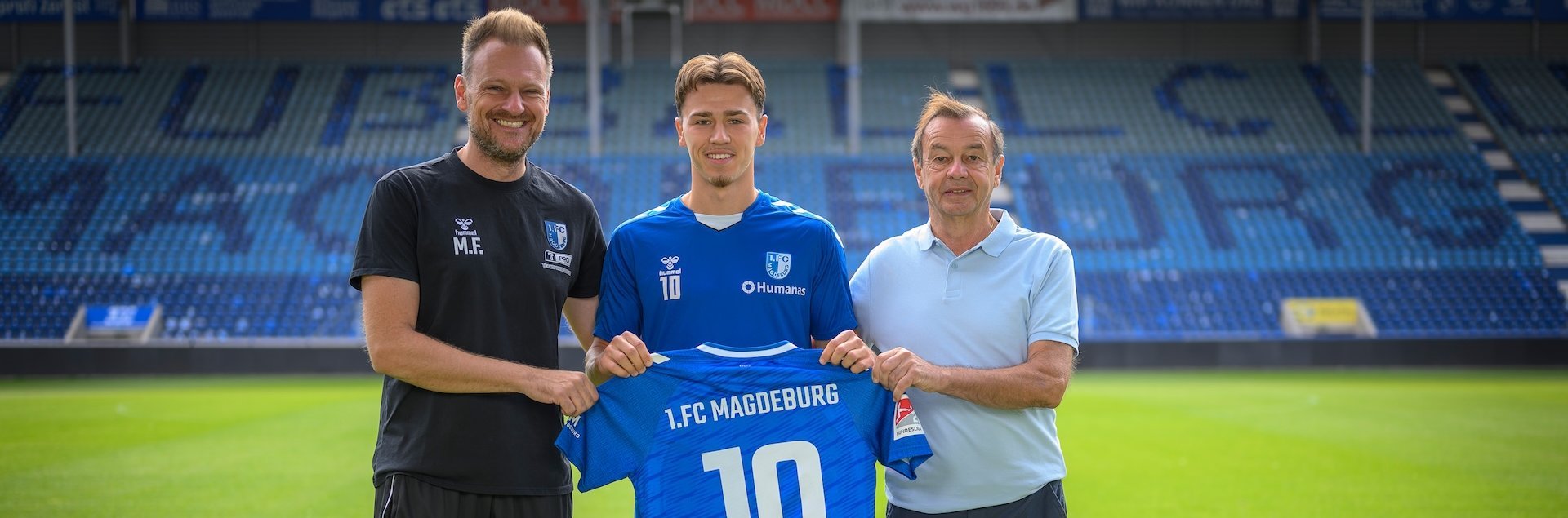 Noah Pesch (Mitte) mit Sportchef Otmar Schork (rechts) und Cheftrainer Markus Fiedler (links).