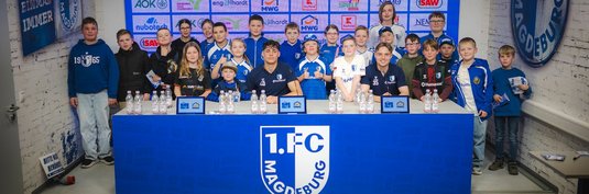 Gemeinsames Gruppenfoto nach der PK