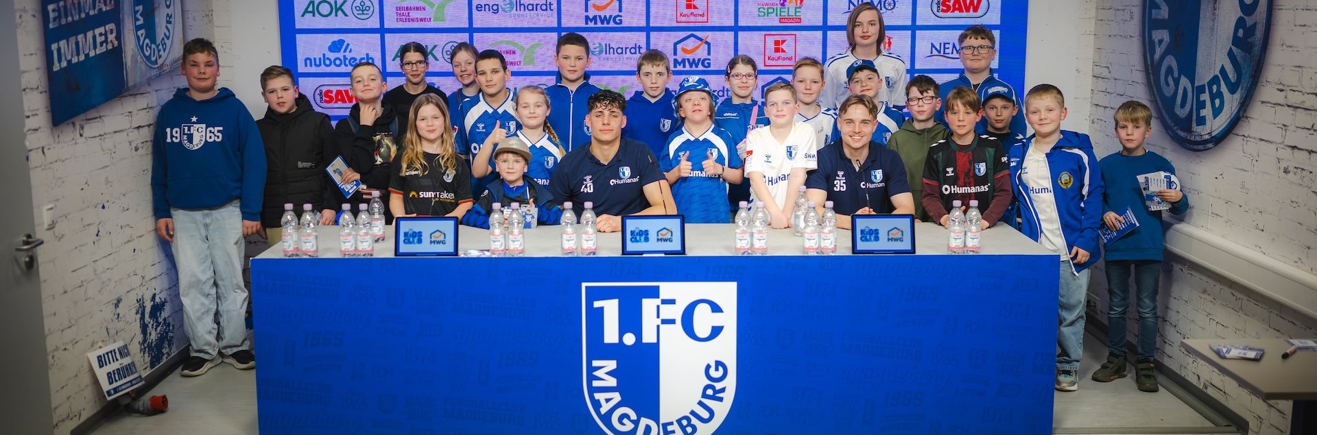 Gemeinsames Gruppenfoto nach der PK