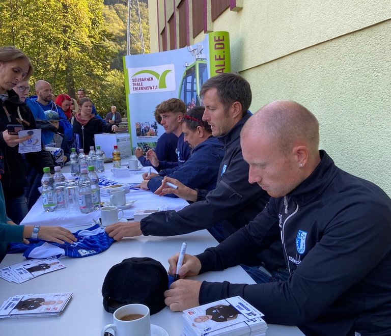 Jannik Kirchenkamp, Matthias Tischer, Heiko Horner, Noah Kruth und Jonah Fabisch schrieben zahlreiche Autogramme.