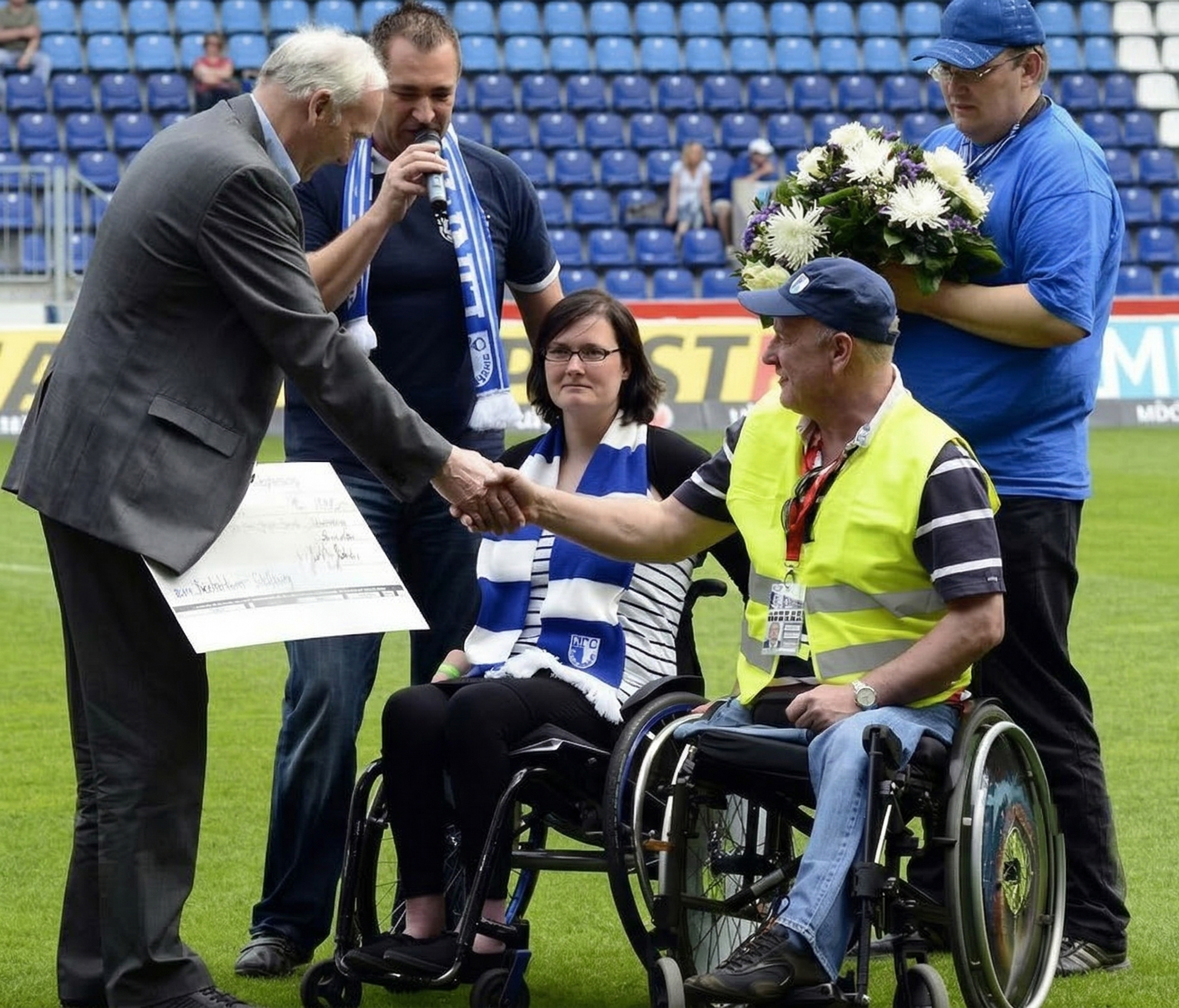 2012: Scheckübergabe beim 3. Behindertentag.