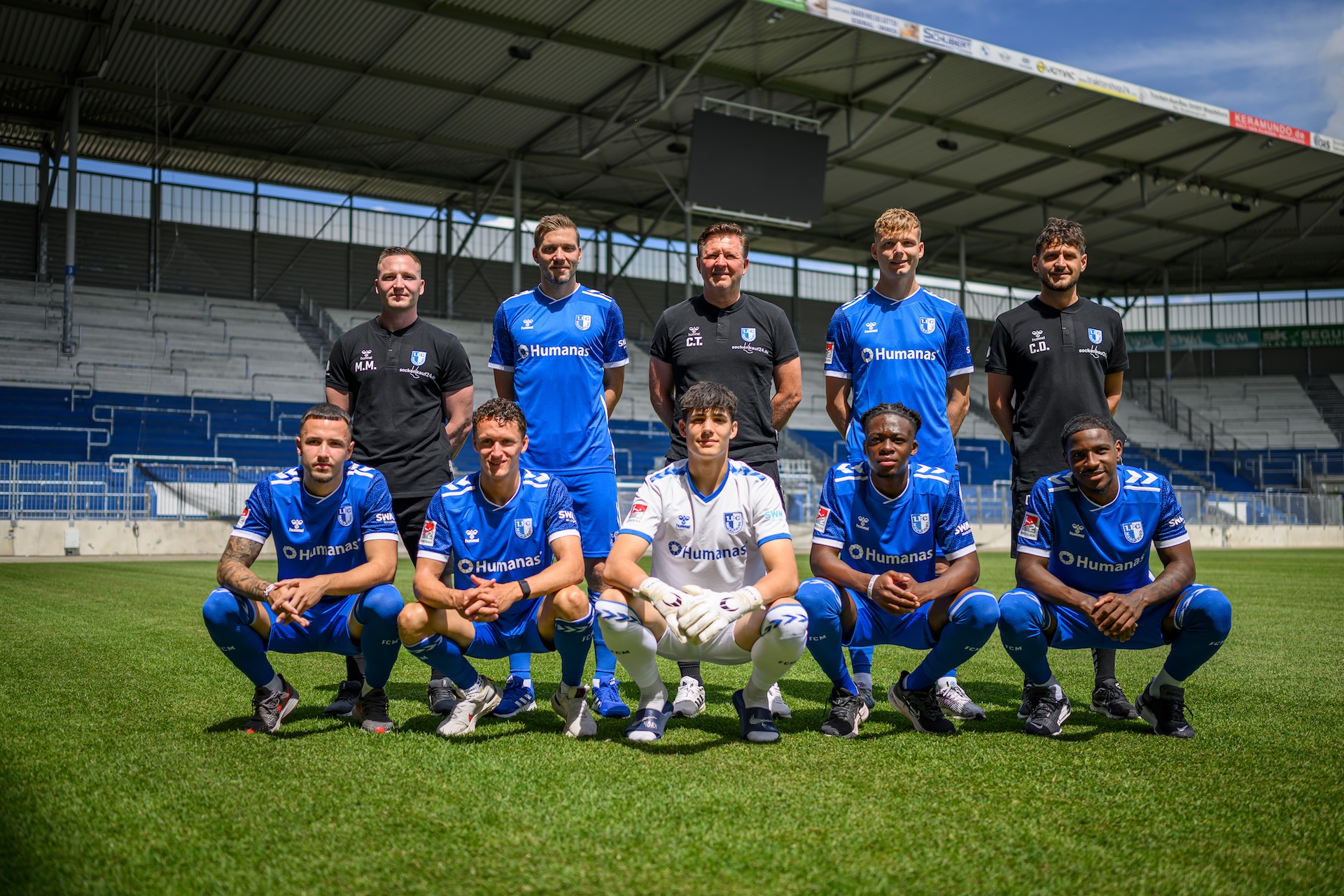 Unsere Neuzugänge aus Mannschaft und Staff gemeinsam mit Cheftrainer Christian Titz.