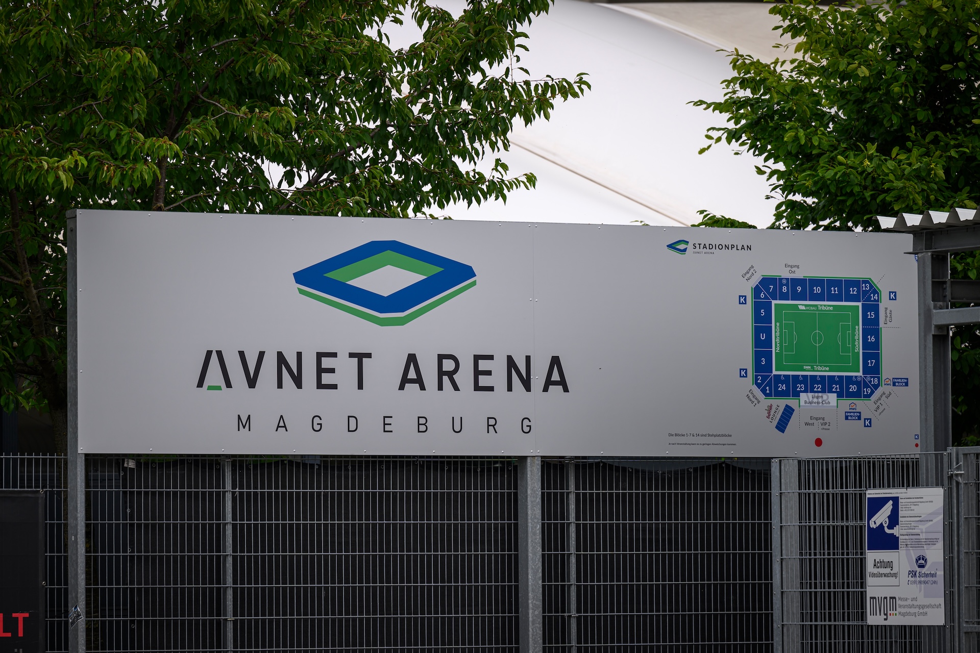 Eines der neuen Schilder an der Avnet Arena.