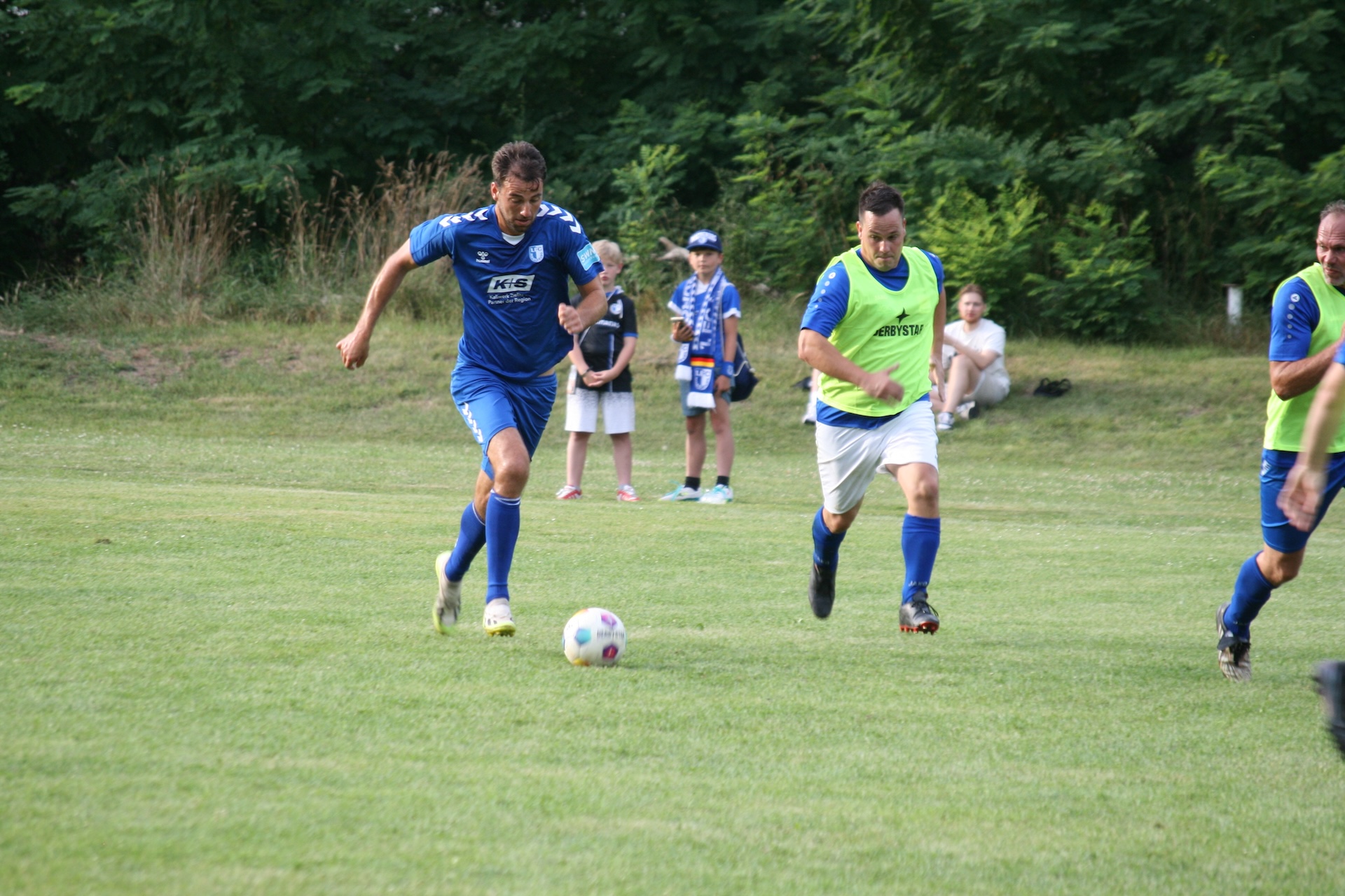 Christian Beck (am Ball) bestritt sein erstes Spiel für die Traditionsmannschaft.