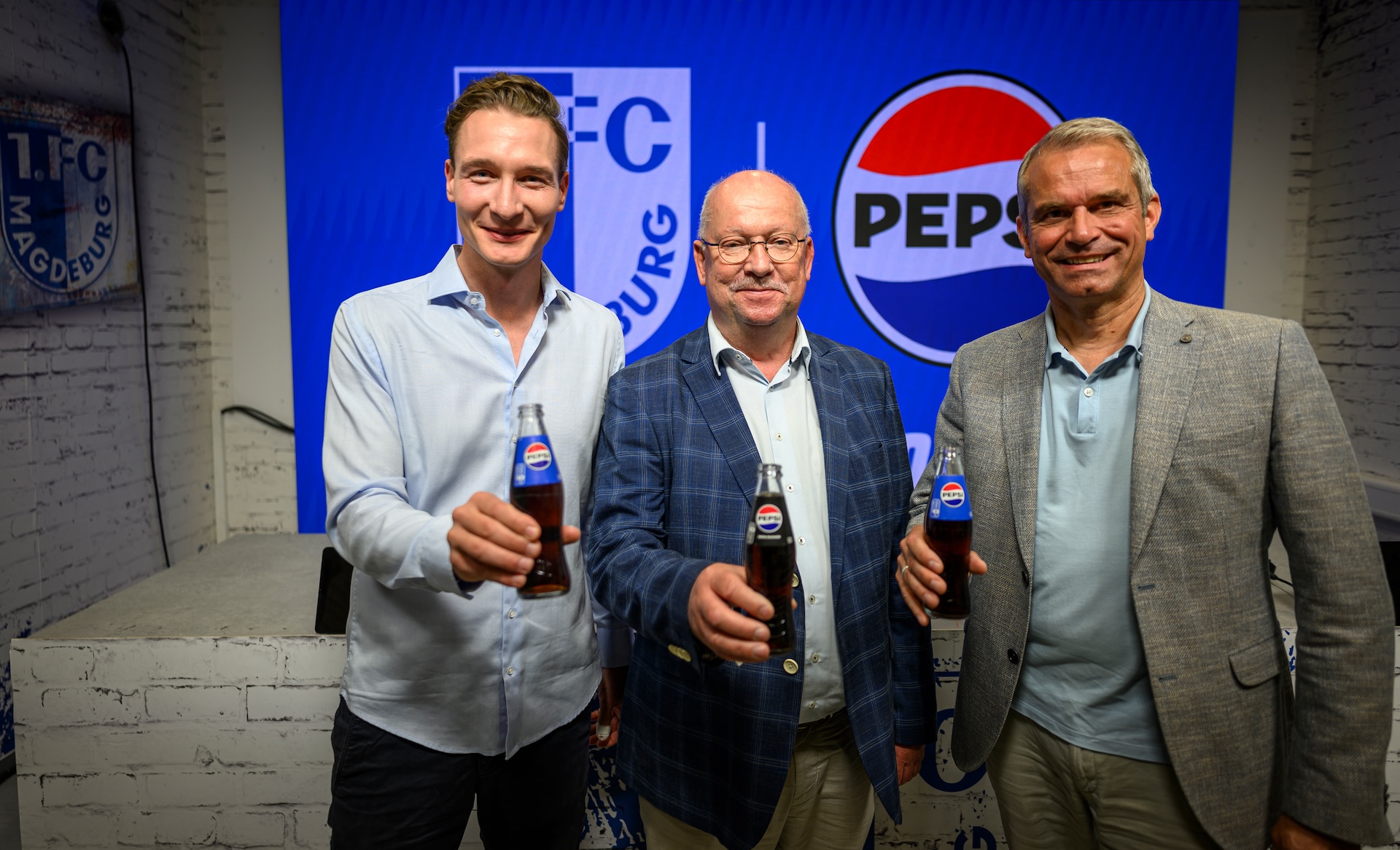 Von links: Martin Geisthardt (Kaufmännischer Geschäftsführer 1. FC Magdeburg), Wolfgang Lehmann (Verkaufsdirektor Gastronomie Radeberger Gruppe) und Henk Henniges (Gebietsleiter Radeberger Gruppe KG).