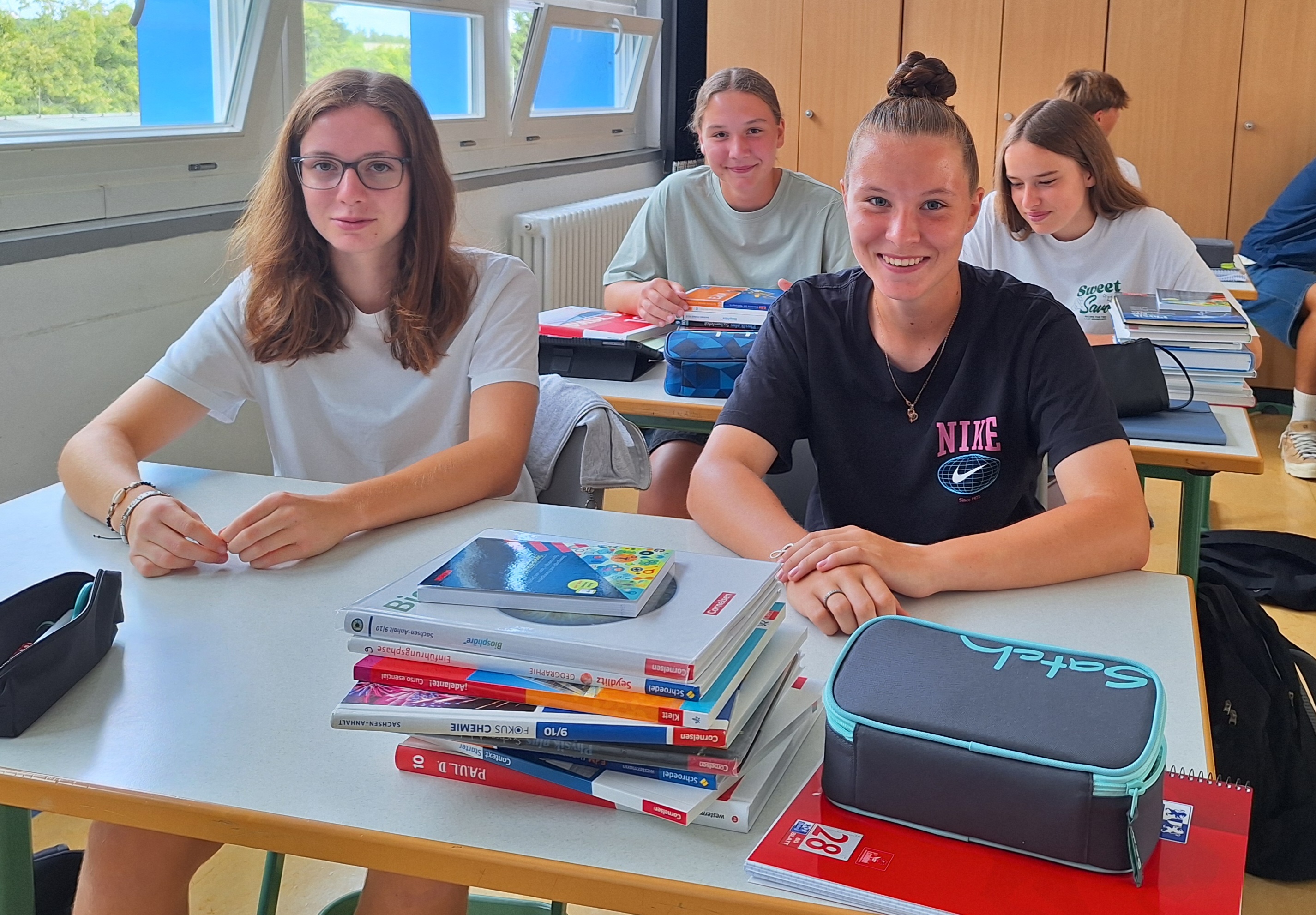 Mara, Lina, Laura und Lea gehören nun zur Klasse 10b, laufen zukünftig für die U17 des 1. FC Magdeburg auf.