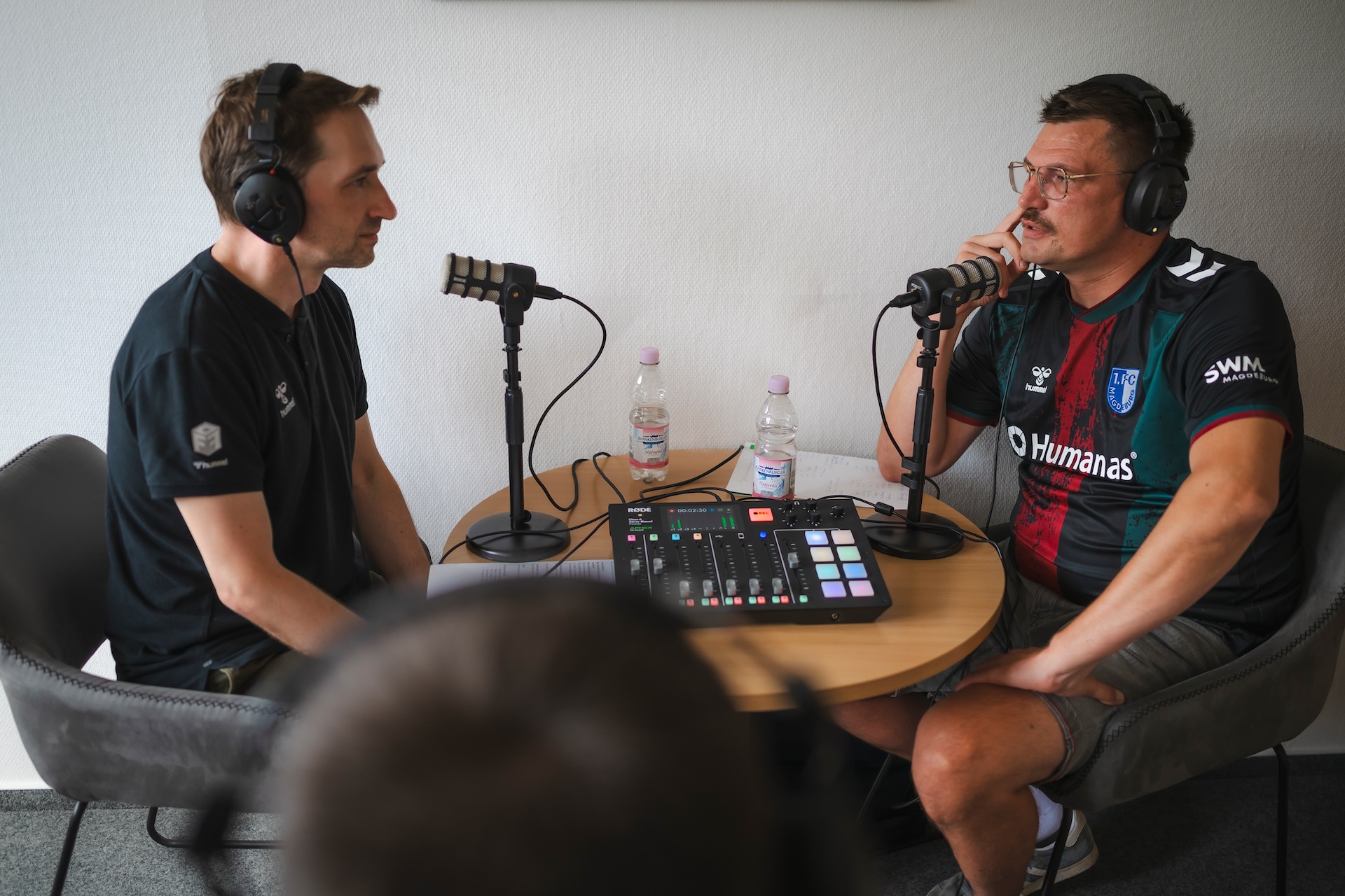 Matthias Niedung (rechts) im Gespräch mit Pressesprecher Manuel Holscher.