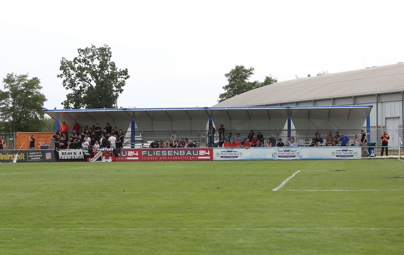 160 Zuschauer finden auf der Tribüne Platz.