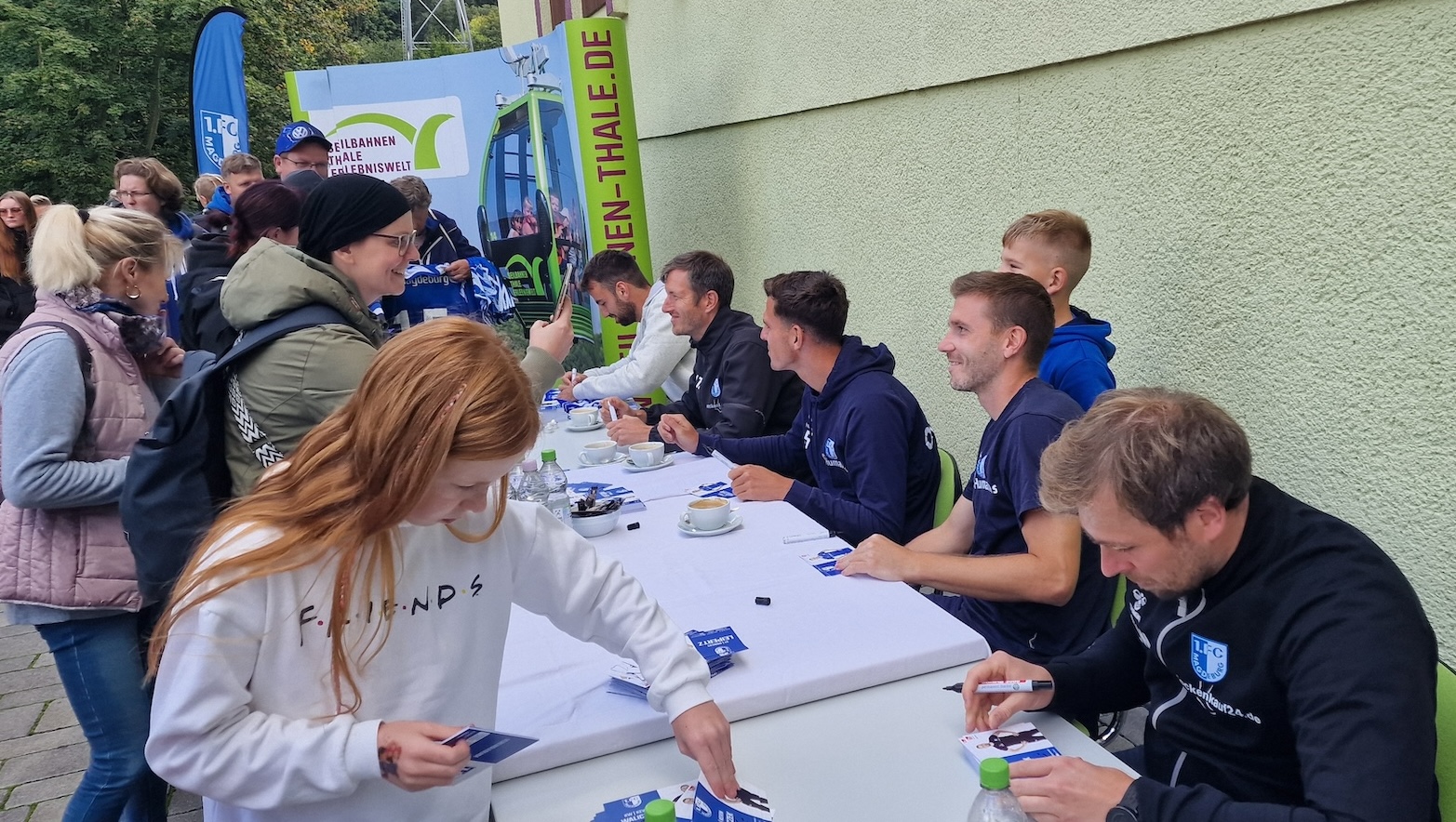 Kevin Waliczek, Robert Leipertz, Tobias Müller, Matthias Tischer und Christian Beck schrieben fleißig Autogramme.