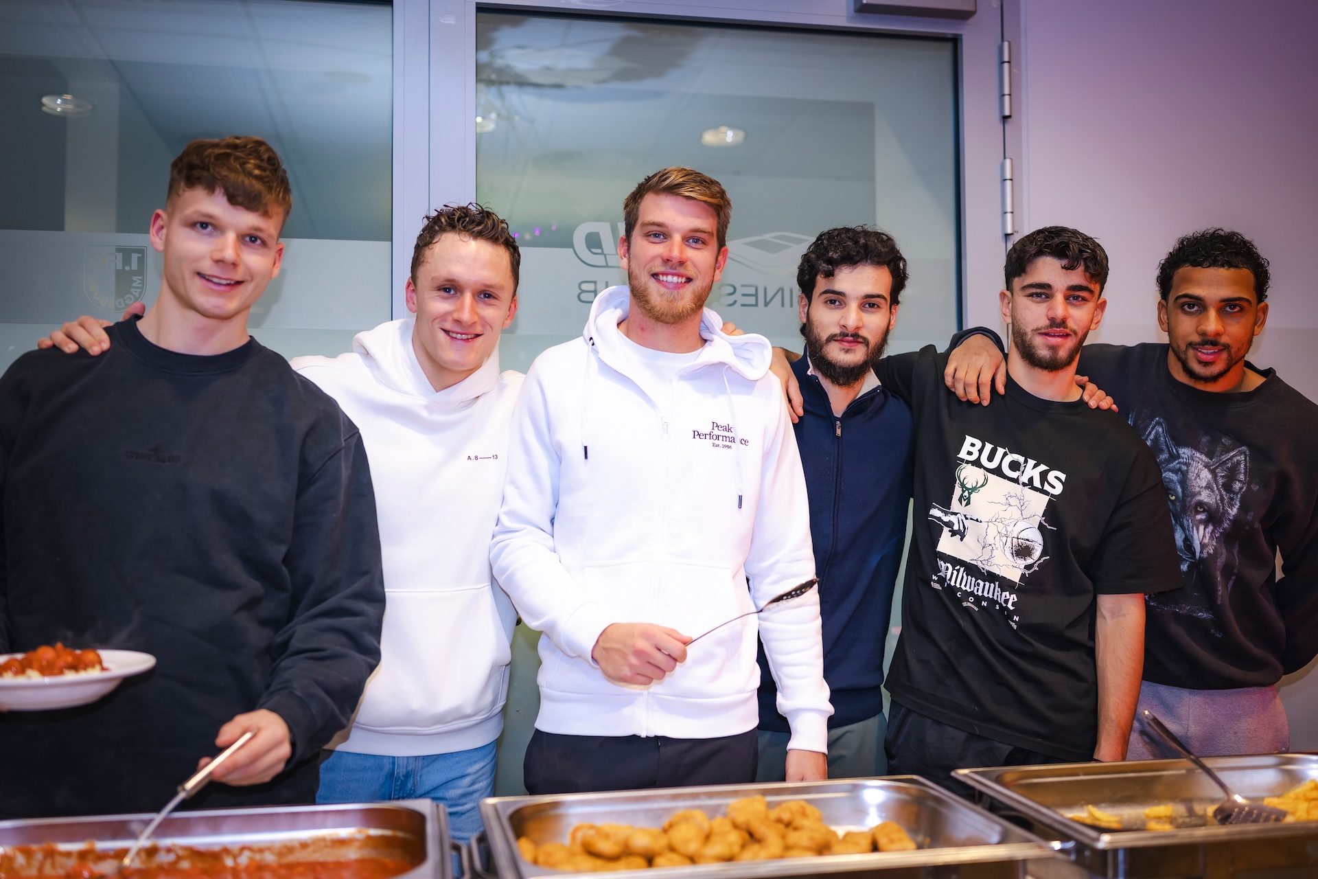 Viele Spieler halfen bei der Essensausgabe.