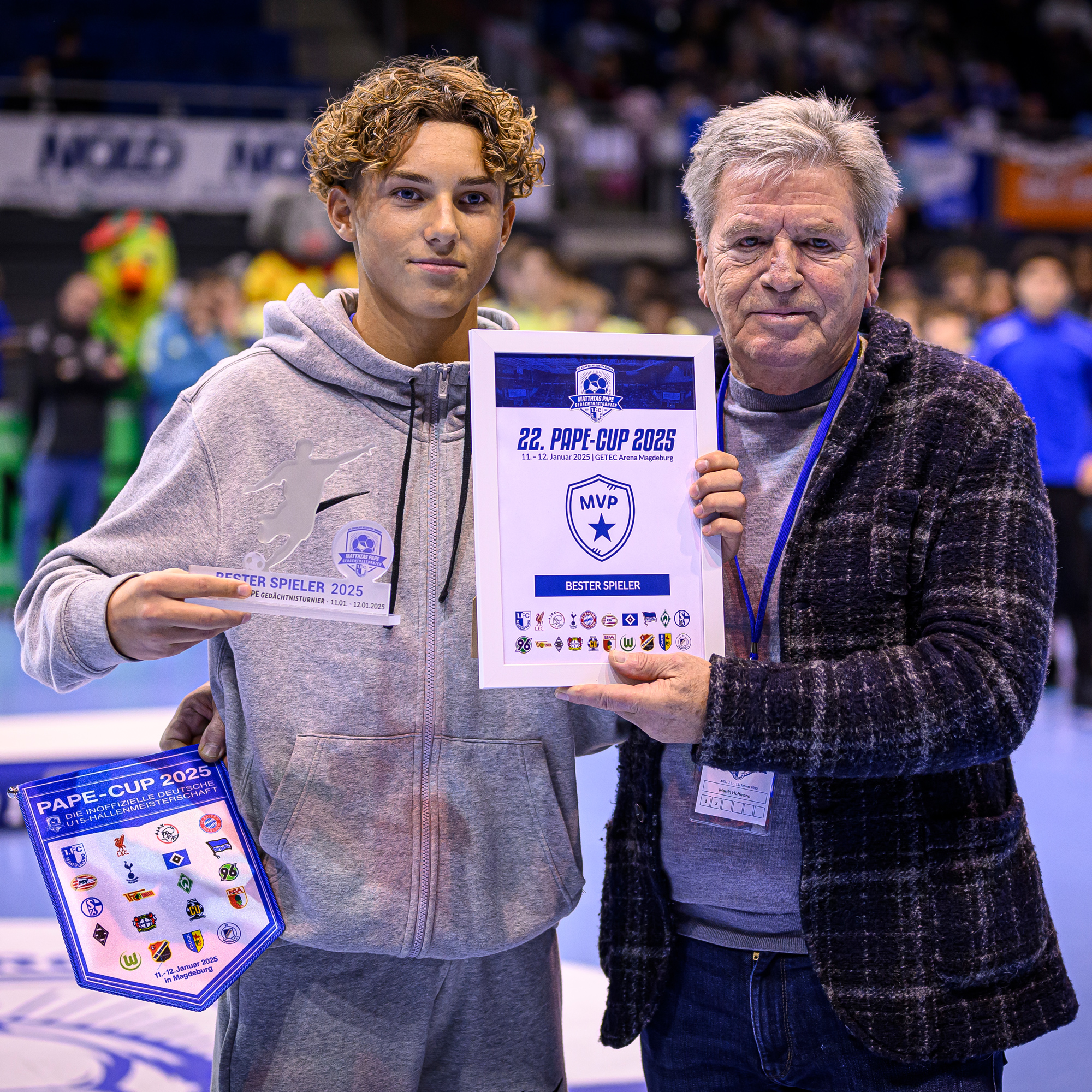 Julian-Maxine Wenta mit FCM-Legende Martin Hoffmann.