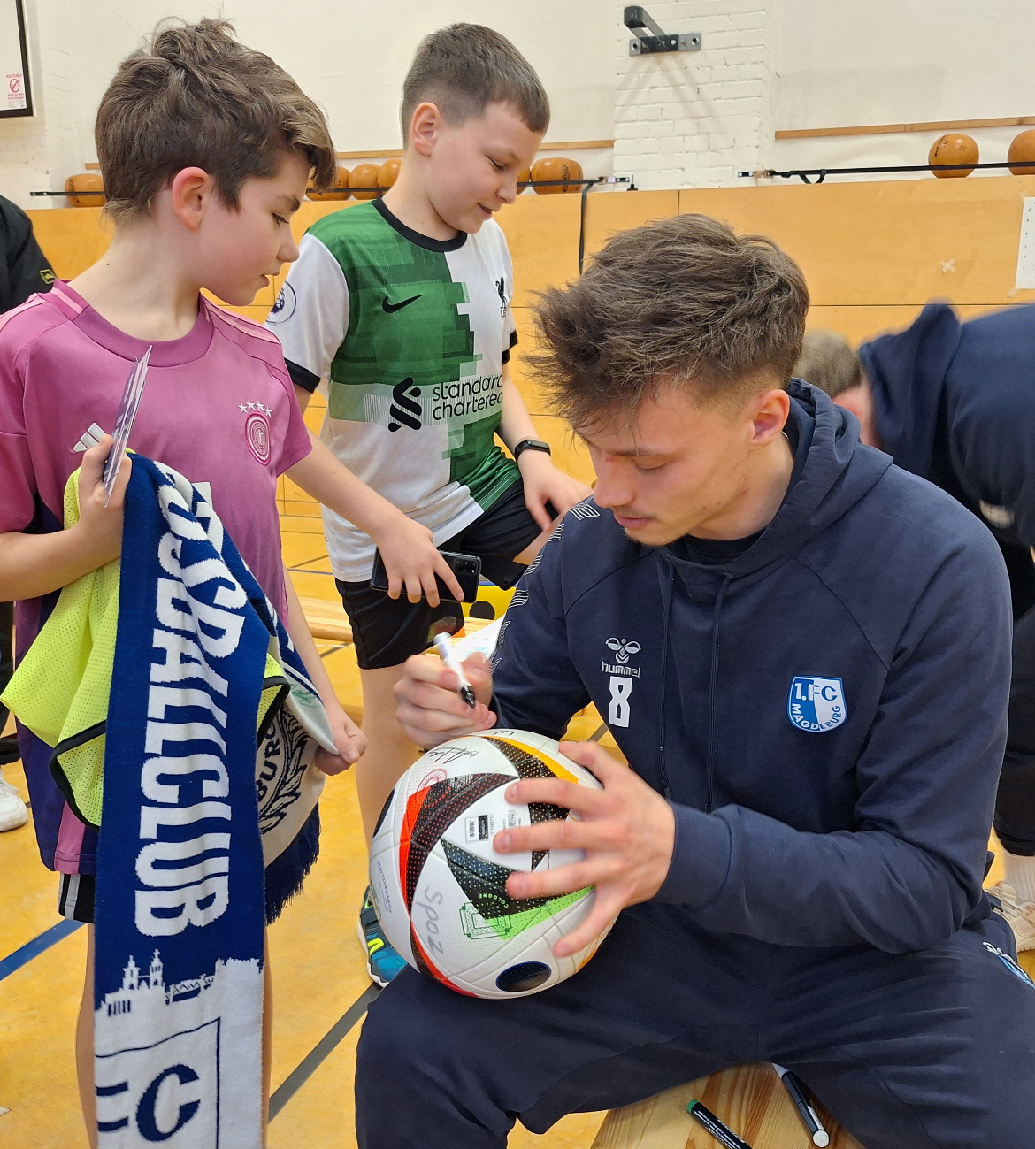 U-23-Spieler Willi Kamm beim Schreiben von Autogrammen.