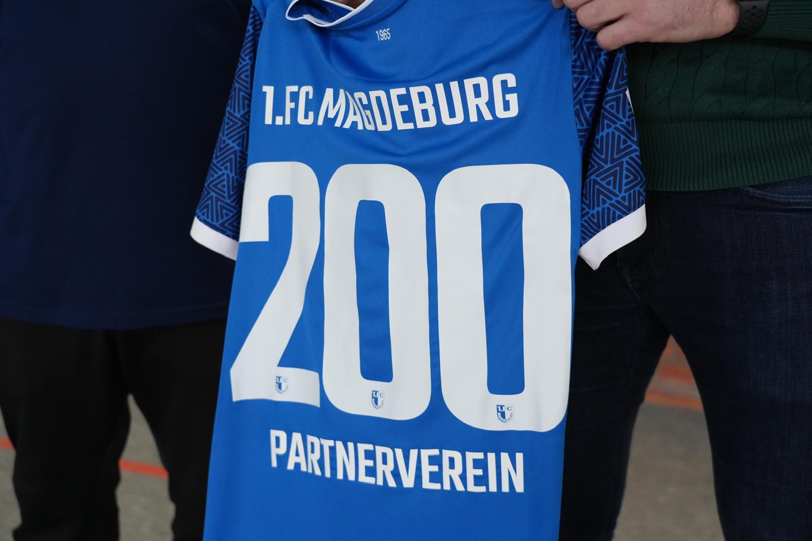 Ein besonderes Trikot für den 200. Partnerverein des FCM.