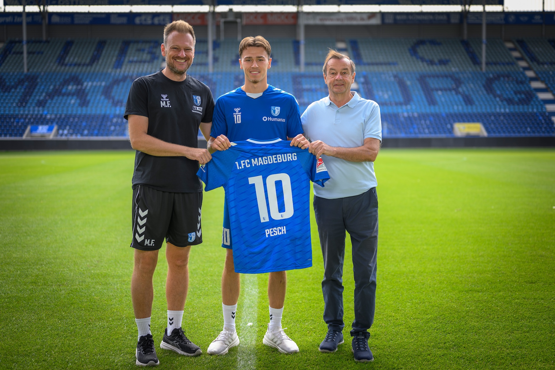 Noah Pesch (Mitte) mit Sportchef Otmar Schork (rechts) und Cheftrainer Markus Fiedler (links).