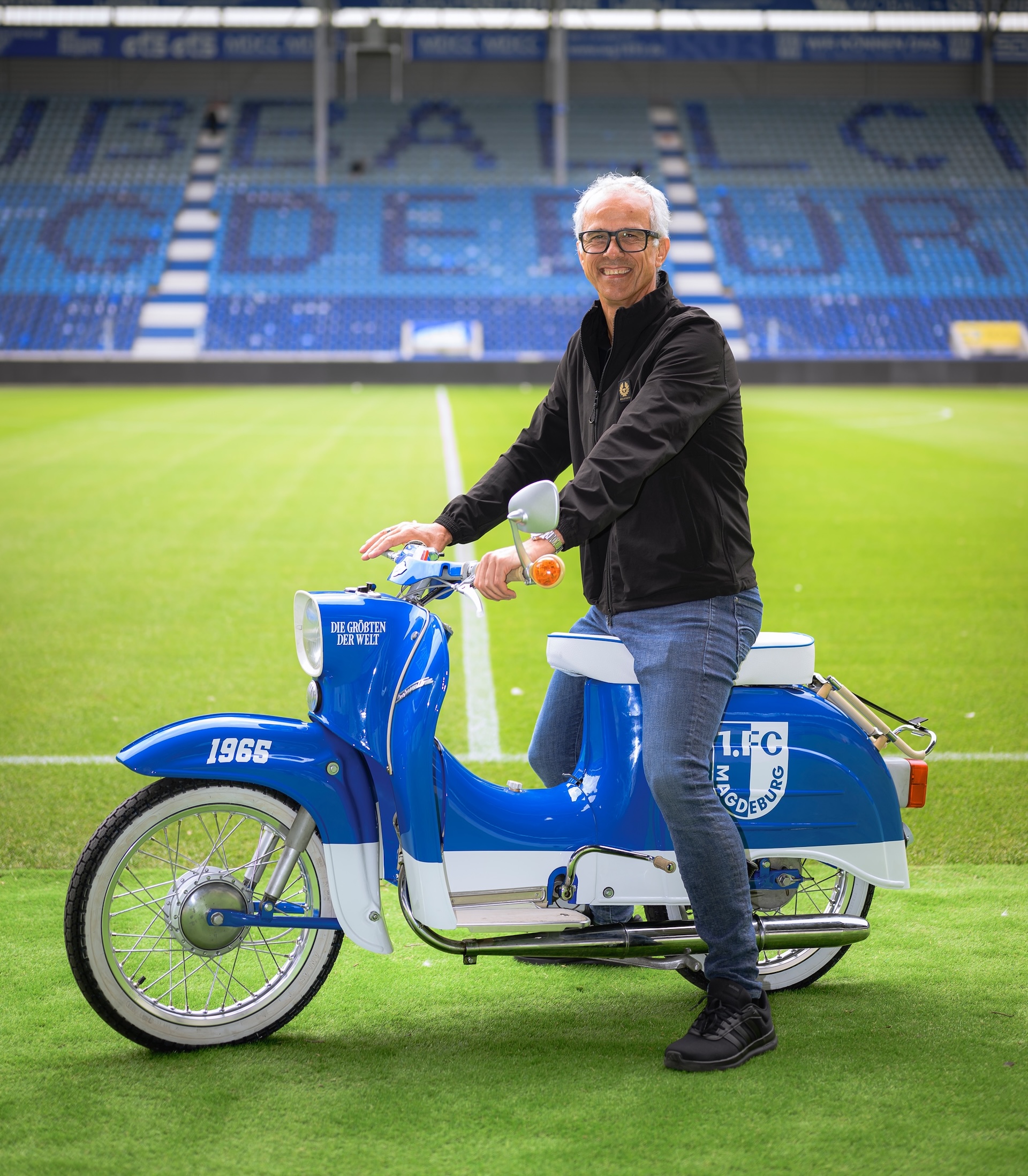 Oliver Leiding auf seiner ersteigerten Schwalbe im FCM-Design.