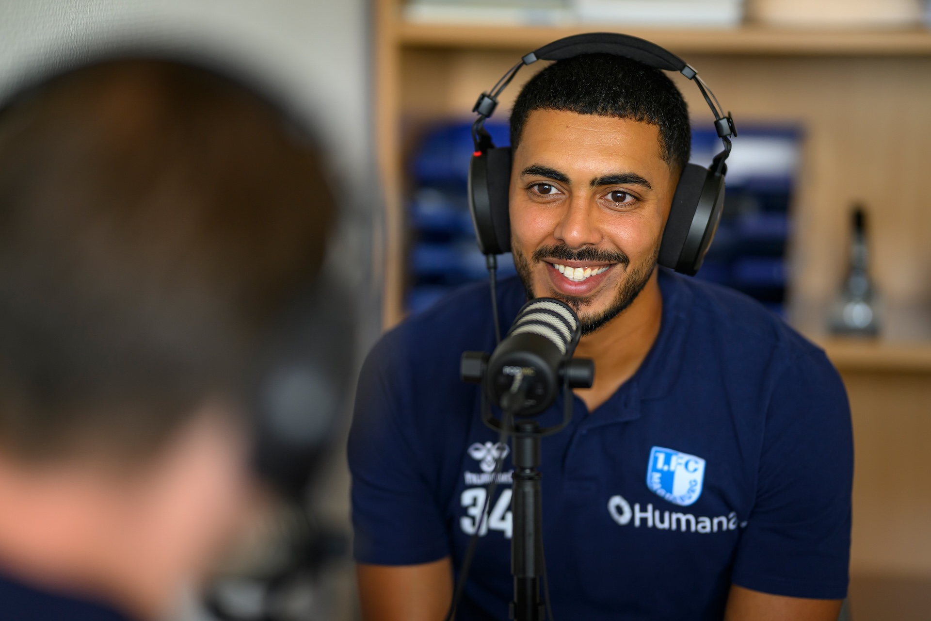 Tarek Chahed am Podcast-Mikrofon
