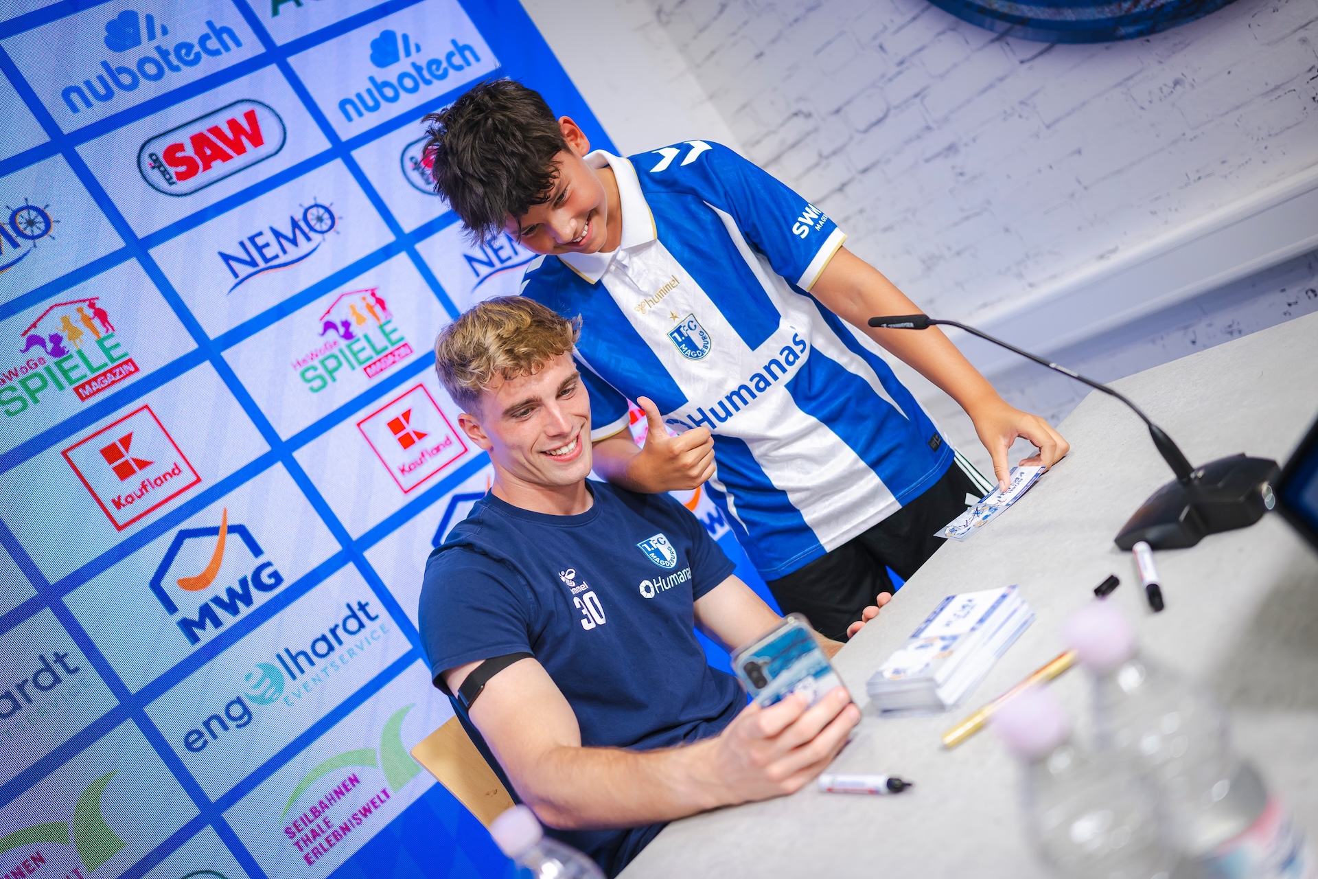Nach der PK erfüllten Noah Kruth (Foto) und Noah Pesch zahlreiche Foto- und Autogrammwünsche.