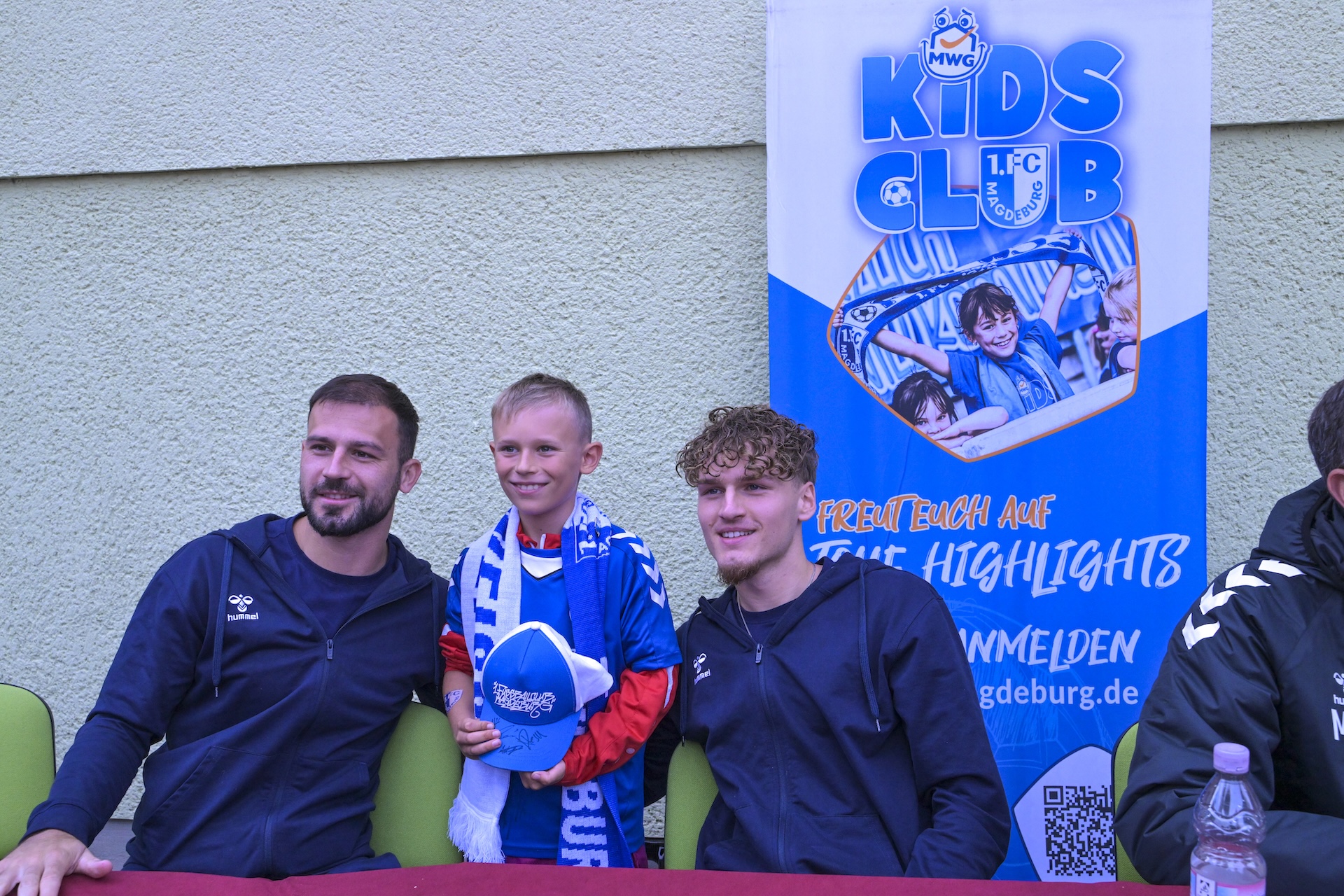 Aleksa Marusic (links) und Nick Meier (rechts) bei der Autogrammstunde.
