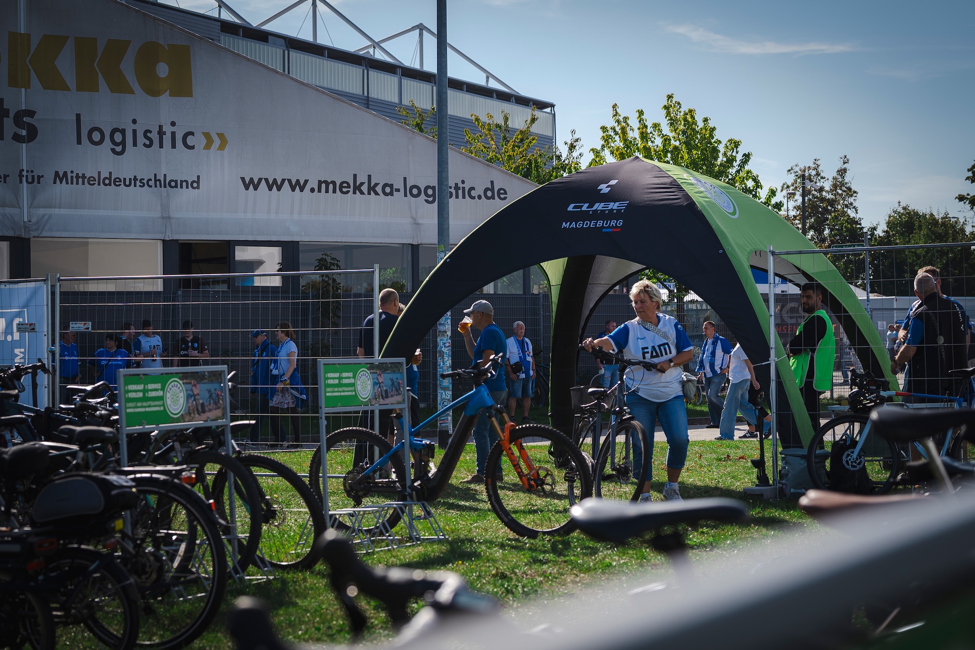 Rund um die Avnet Arena werden zwei große Fahrradstellflächen geöffnet, die zusammen Platz für etwa 1.000 Räder bieten.