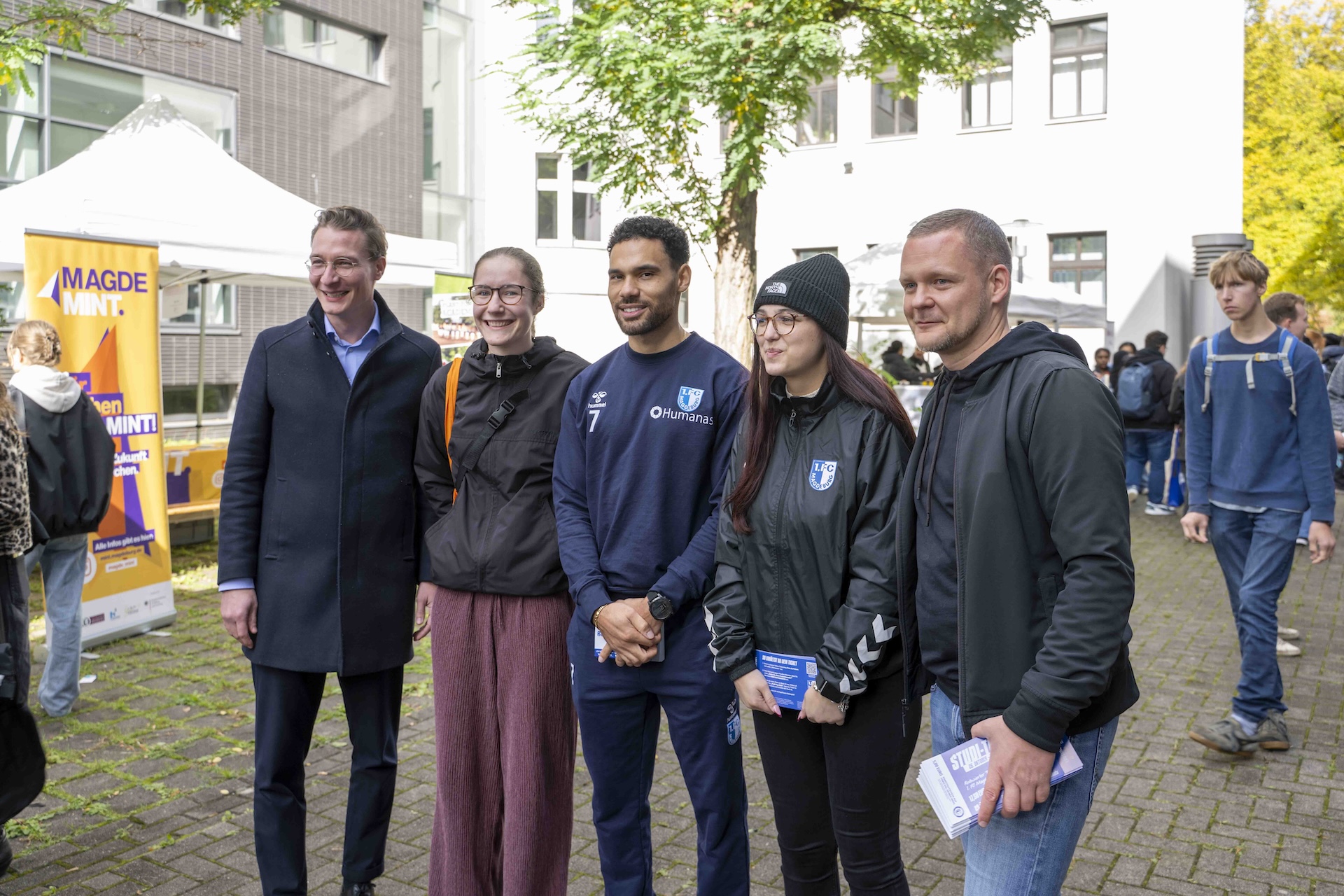 Herbert Bockhorn (Mitte) und Martin Geisthardt, kaufmännischer Geschäftsführer des 1. FC Magdeburg, (links) waren bei der Aktion an der Otto-von-Guericke-Universität dabei.