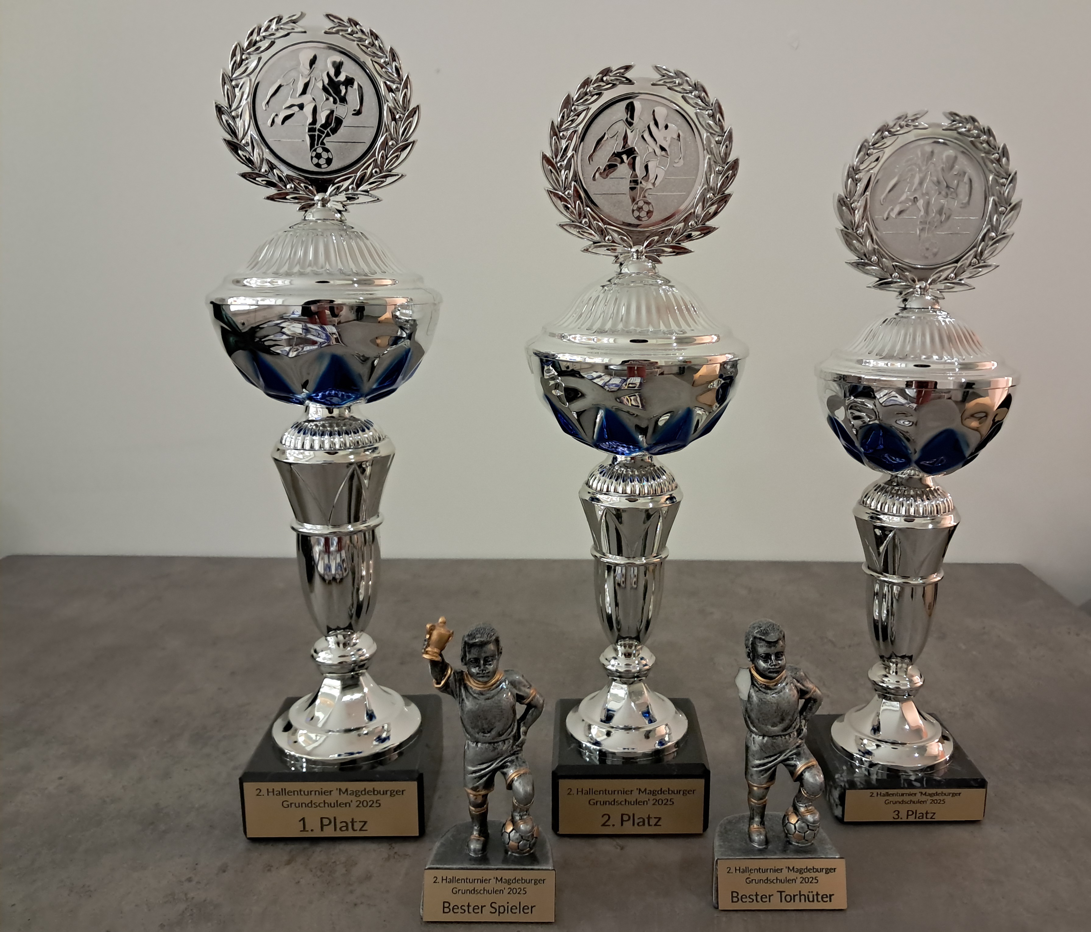 Die Pokale, die beim Hallenturnier vergeben wurden.