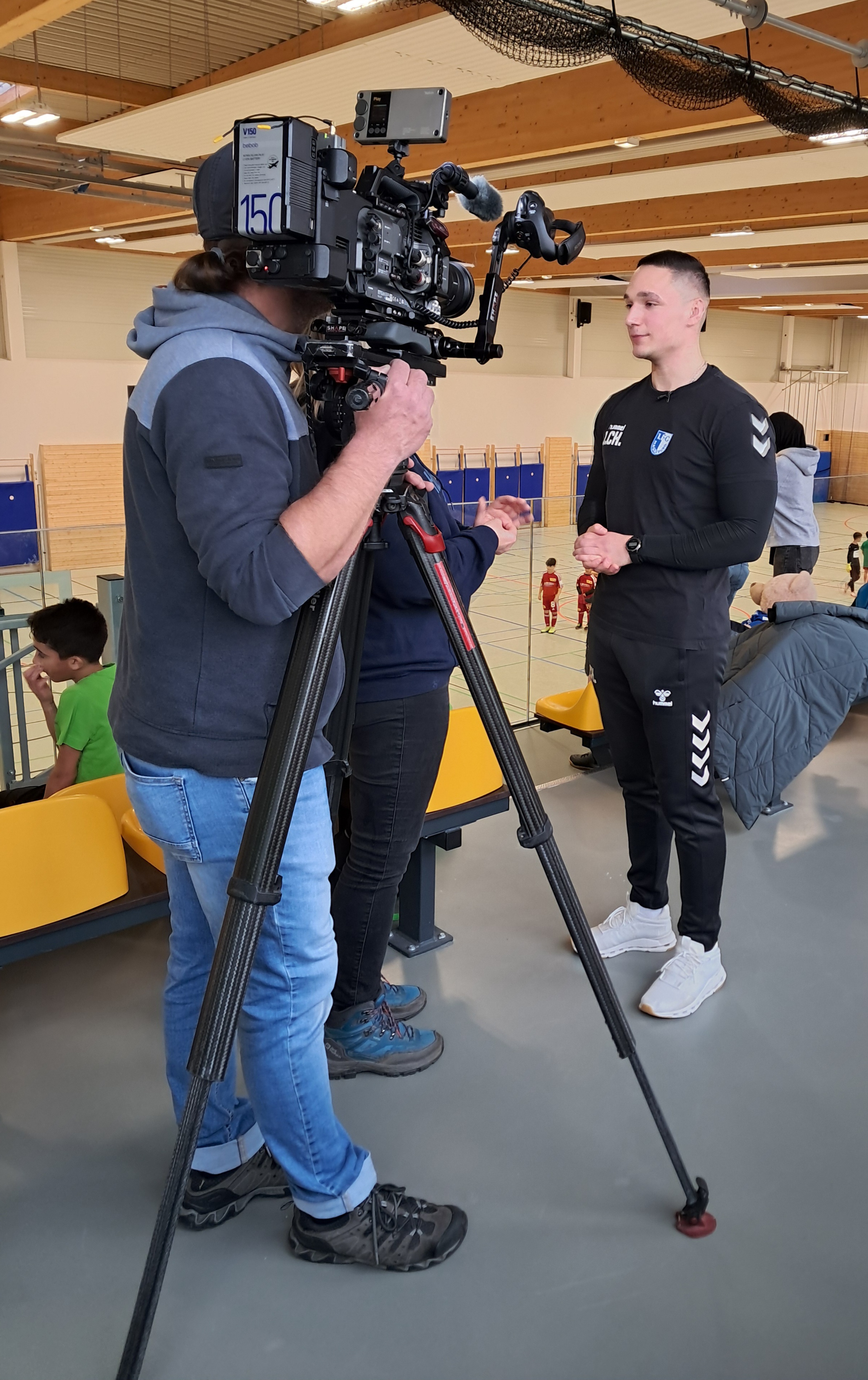Jonas Chowson (rechts) im Gespräch mit dem MDR.