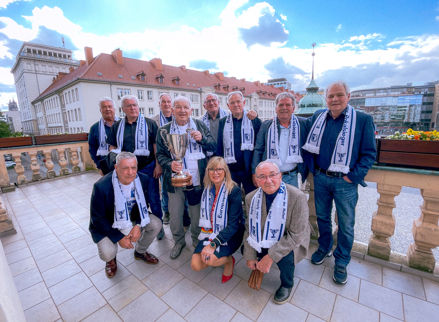 Gaube, hier rechts unten im Bild, 2024 anlässlich des 50. Jahrestages des Sieges im Europapokal auf dem Rathausbalkon in Magdeburg.
