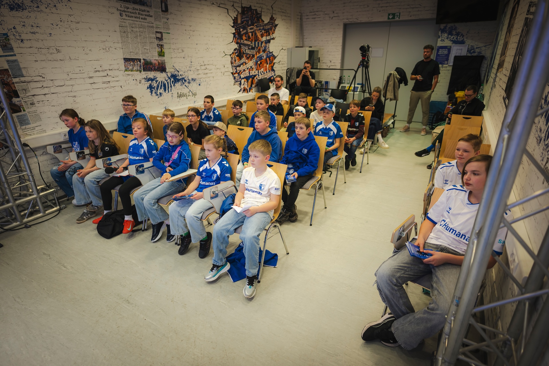 30 KidsClub Mitglieder kamen in den Presseraum der Avnet Arena.
