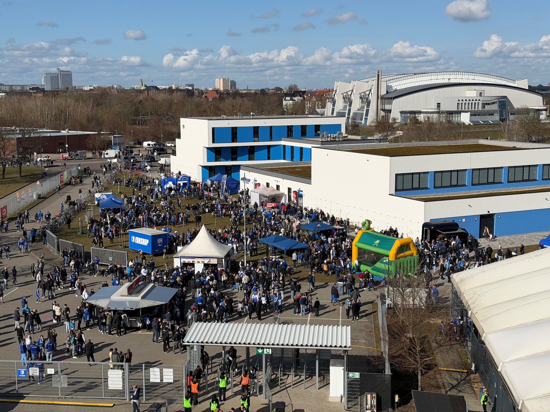 Der Vorplatz der Avnet Arena war gut gefüllt.