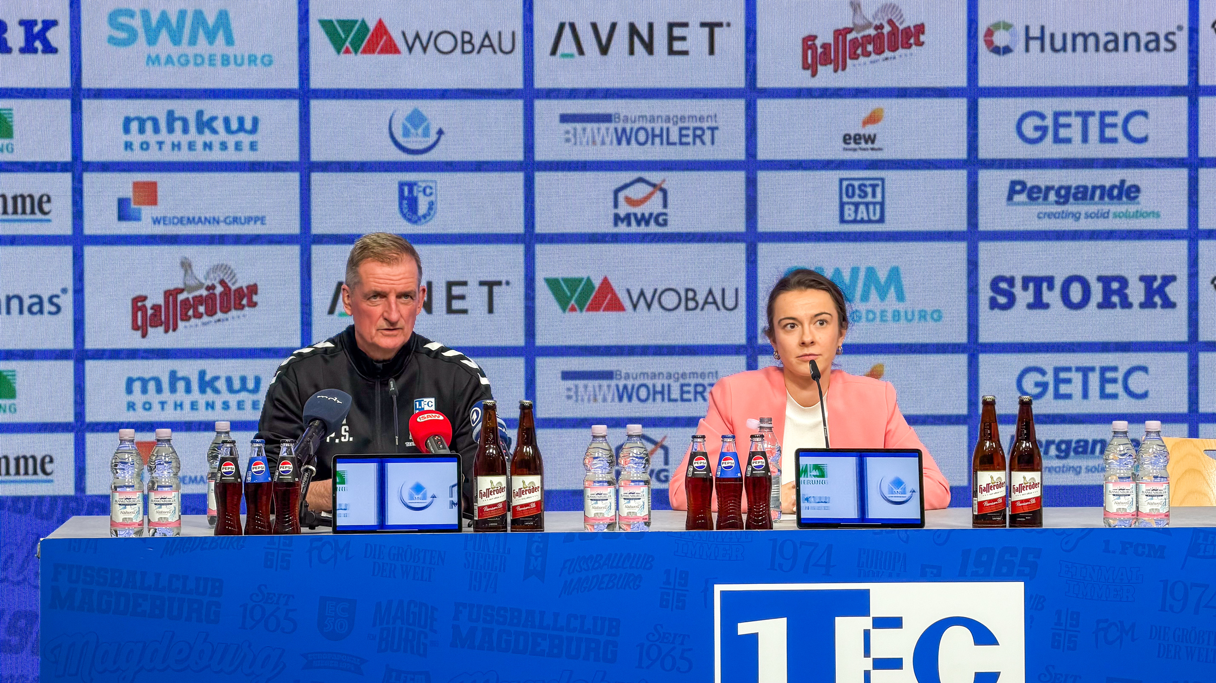 Trainer Petrik Sander (links) mit Pressesprecherin Kristina Richter