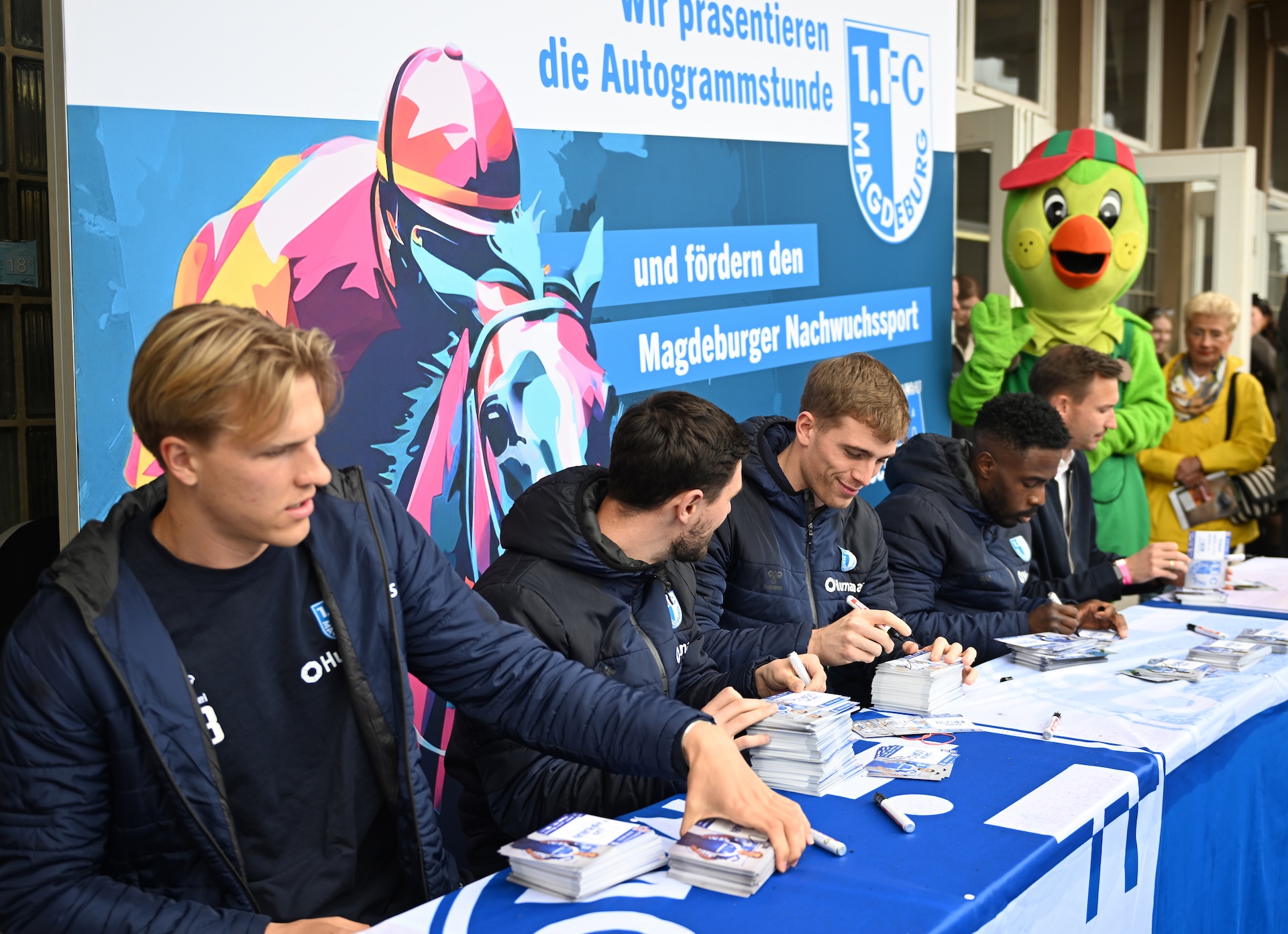 Von links: Luka Hyryläinen, Samuel Loric, Noah Kruth, Daniel Heber und Pascal Ibold bei der Autogrammstunde.