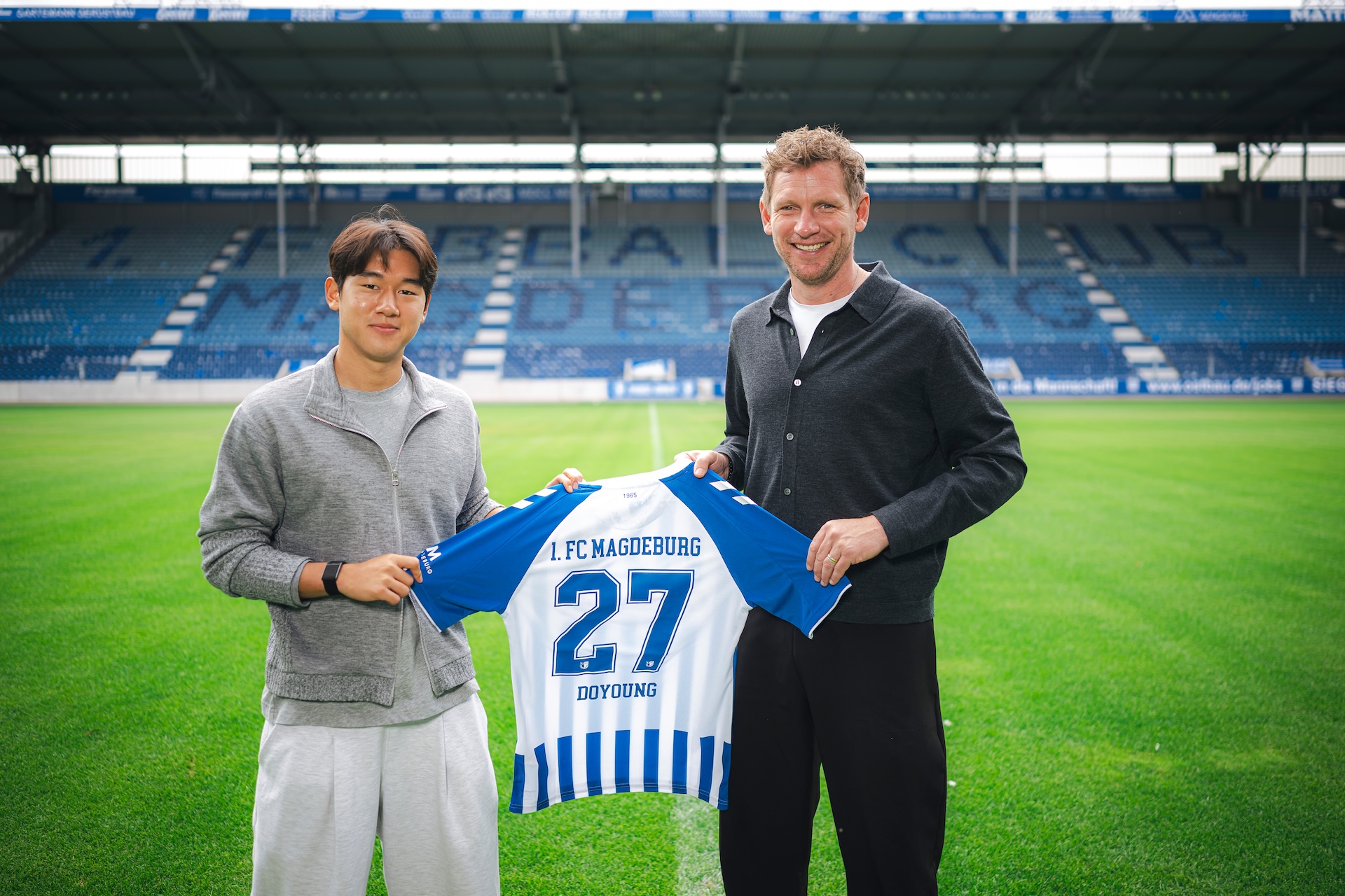 Doyoung Yoon (links) mit Sportdirektor Peer Jaekel.