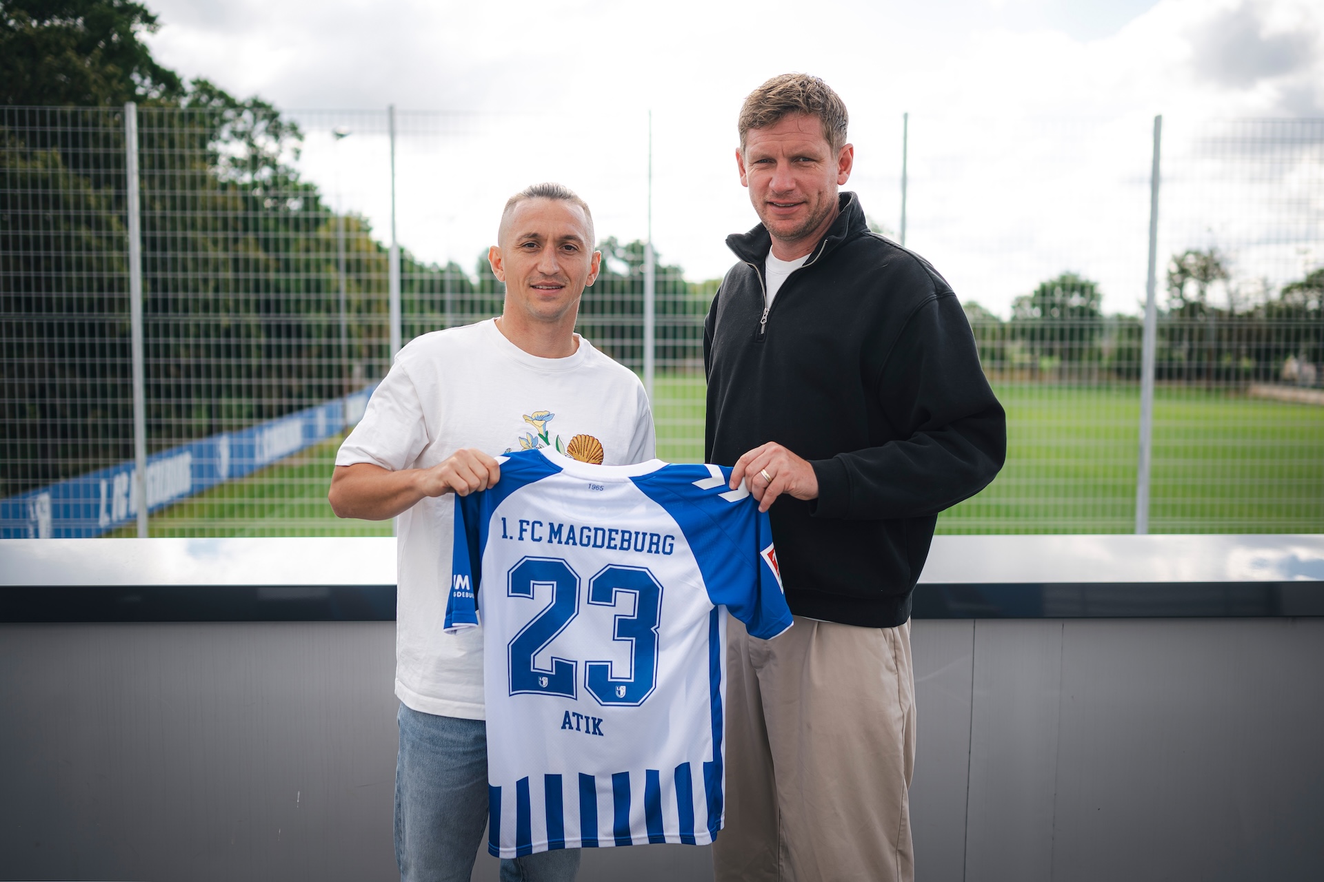 Baris Atik (links) mit Sportdirektor Peer Jaekel.
