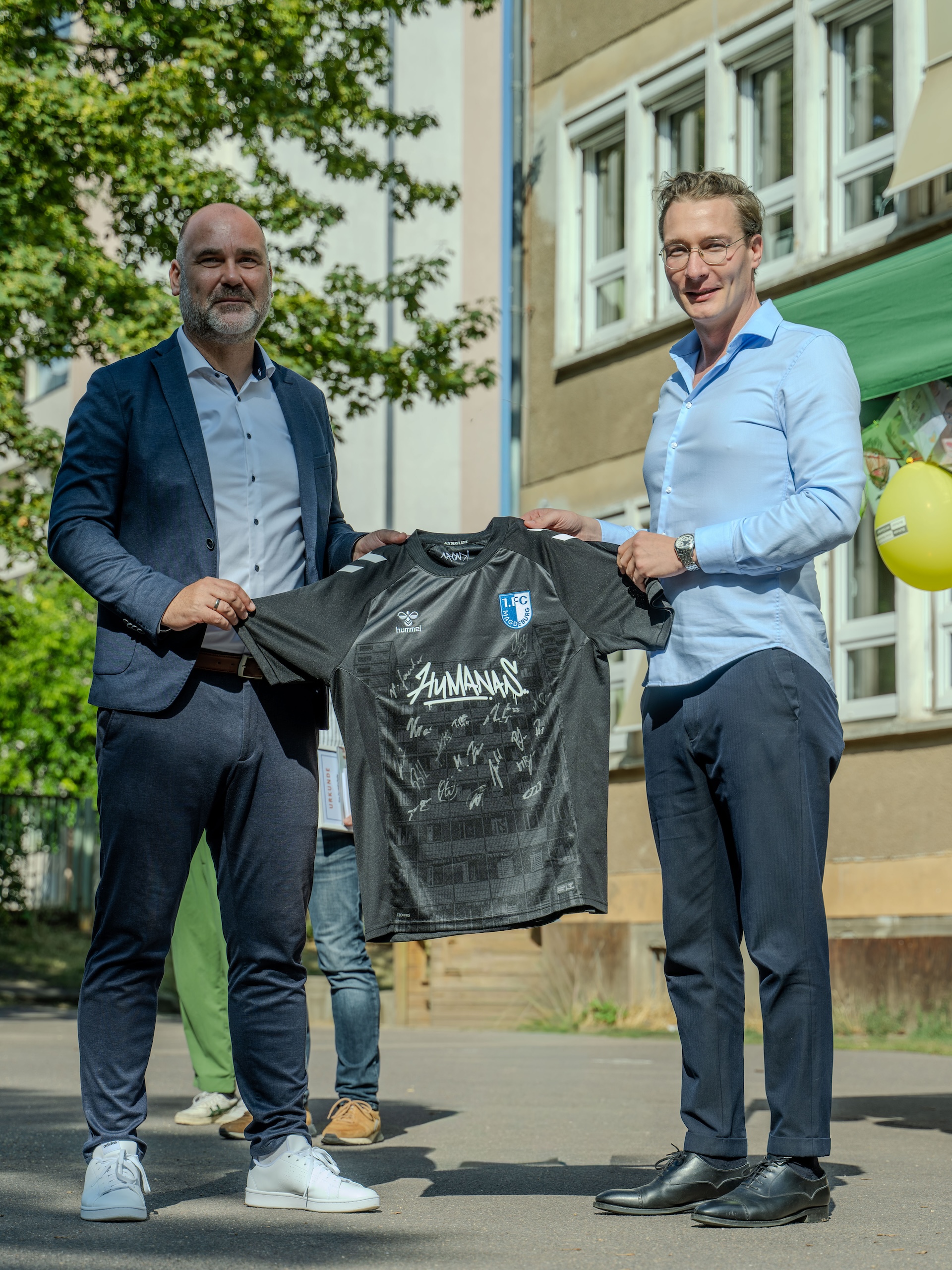 Martin Geisthardt (rechts) übergab Schulleiter Stefan Otremba ein signiertes Trikot.