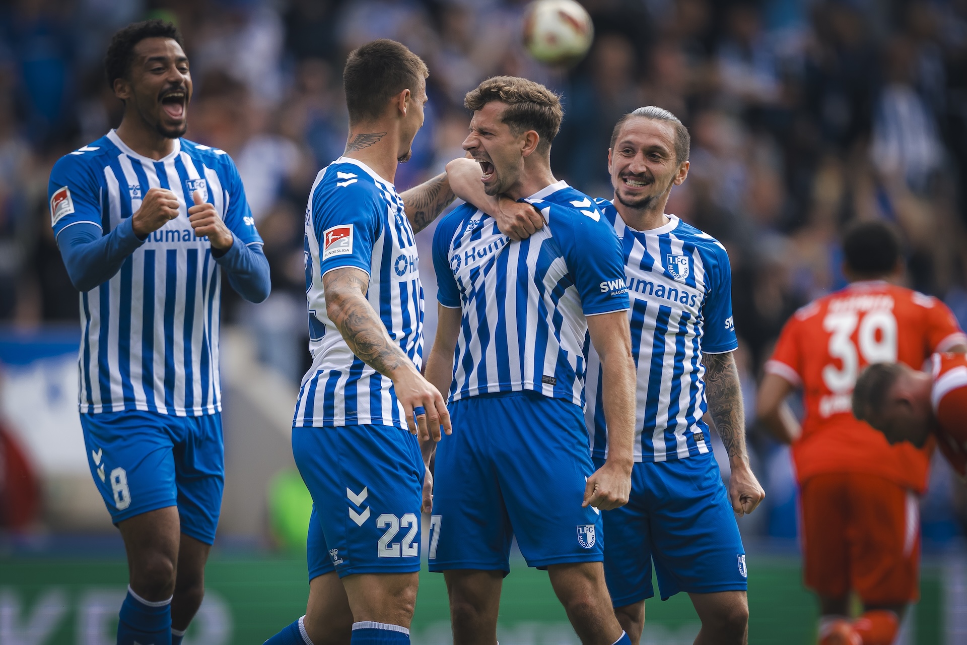 Alexander Nollenberger (2.v.r.) jubelt über das Tor gemeinsam mit Emmanuel Iyoha (links), Mateusz Zukowski (2.v.l.) und Baris Atik.