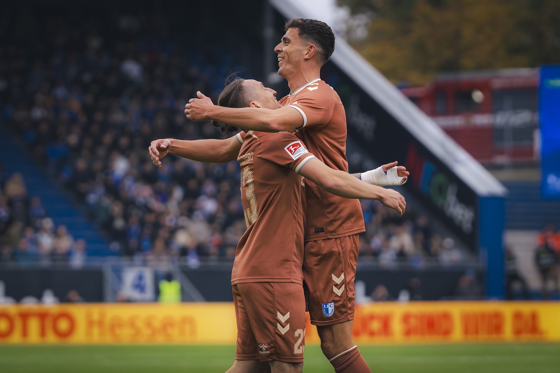 Tobias Müller (rechts) und Baris Atik bejubeln die zwischenzeitliche 1:0-Führung.