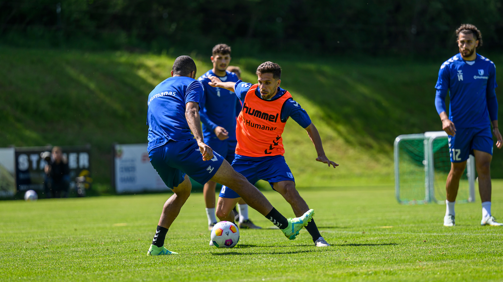 Im Trainingslager in Österreich bereitet sich Ahmet Arslan (Mitte) mit dem Team auf die neue Zweitliga-Saison vor.