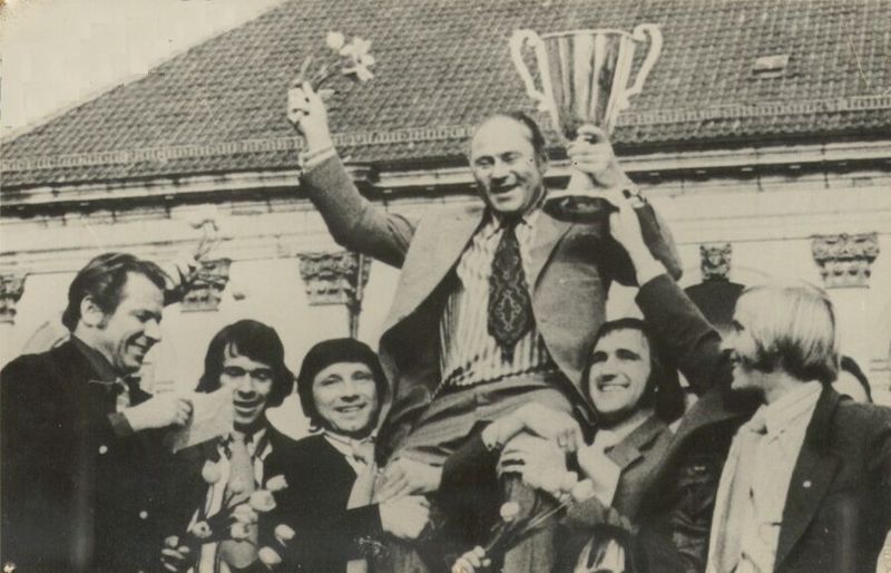 Heinz Krügel (mit dem Pokal) und die Mannschaft wurden auf dem Alten Markt empfangen.