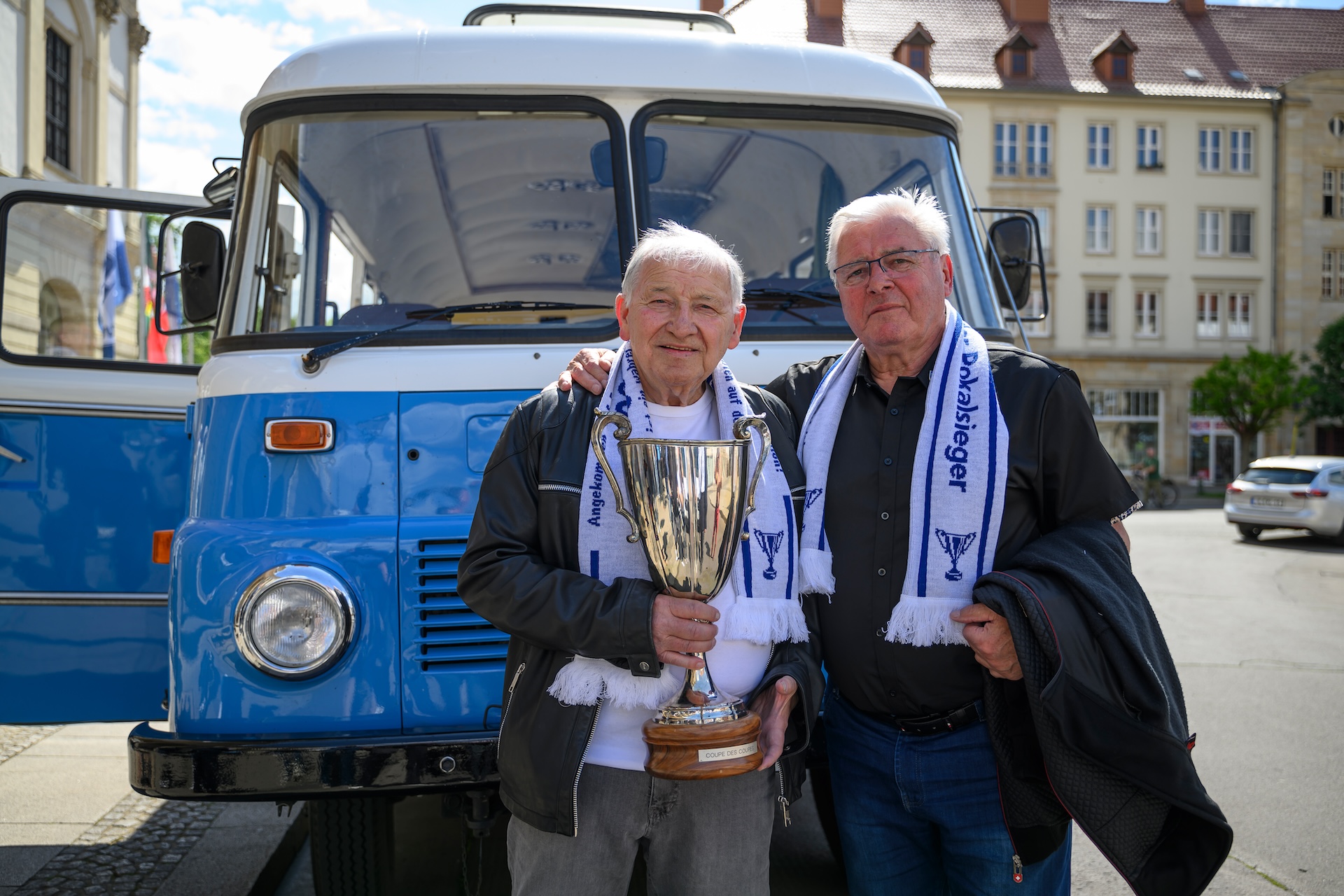 Der damalige FCM-Kapitän Manfred Zapf (links) und Wolfgang "Paule" Seguin mit dem Europapokal.
