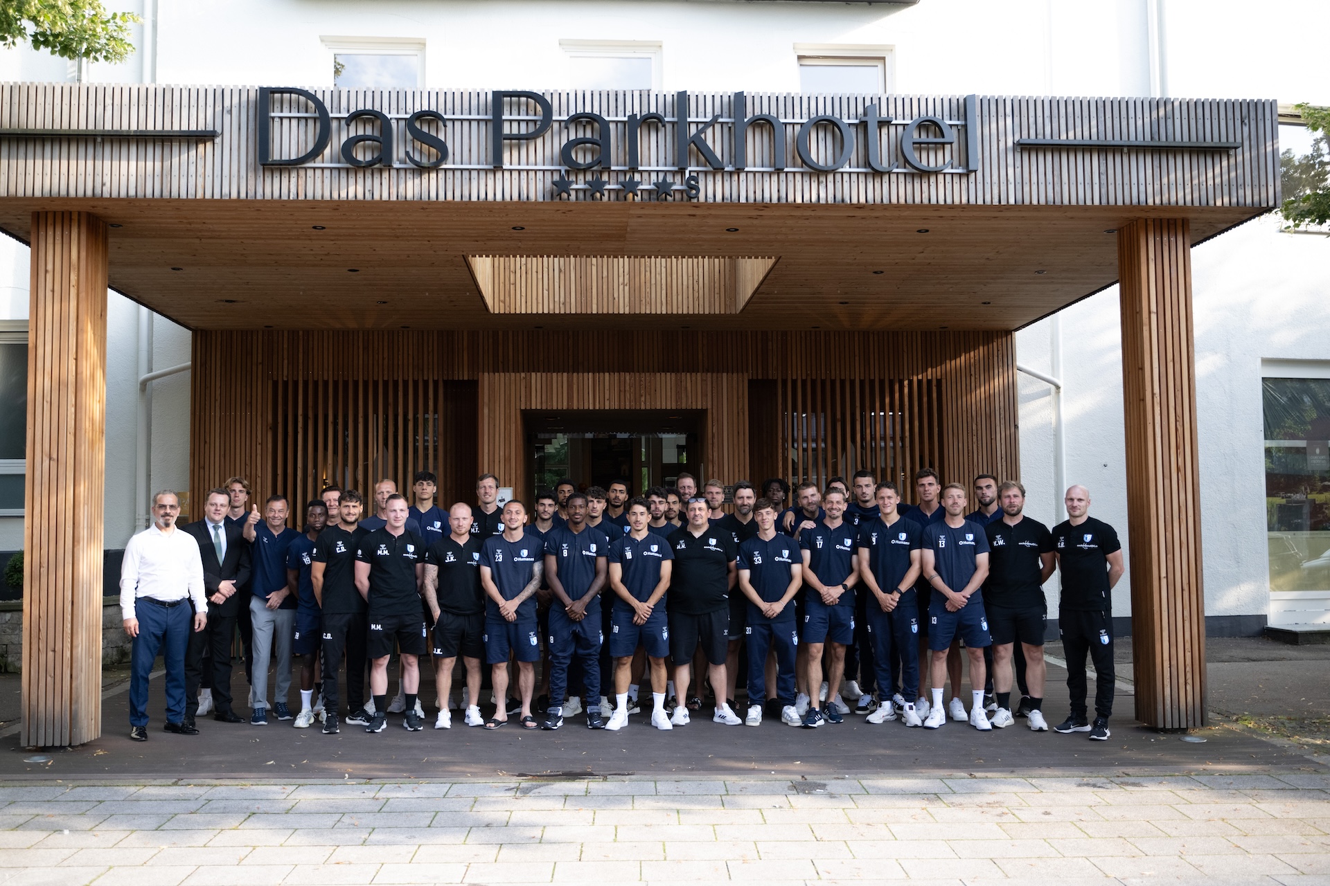 Gemeinsames Teamfoto vor dem Parkhotel in Bad Wörishofen.