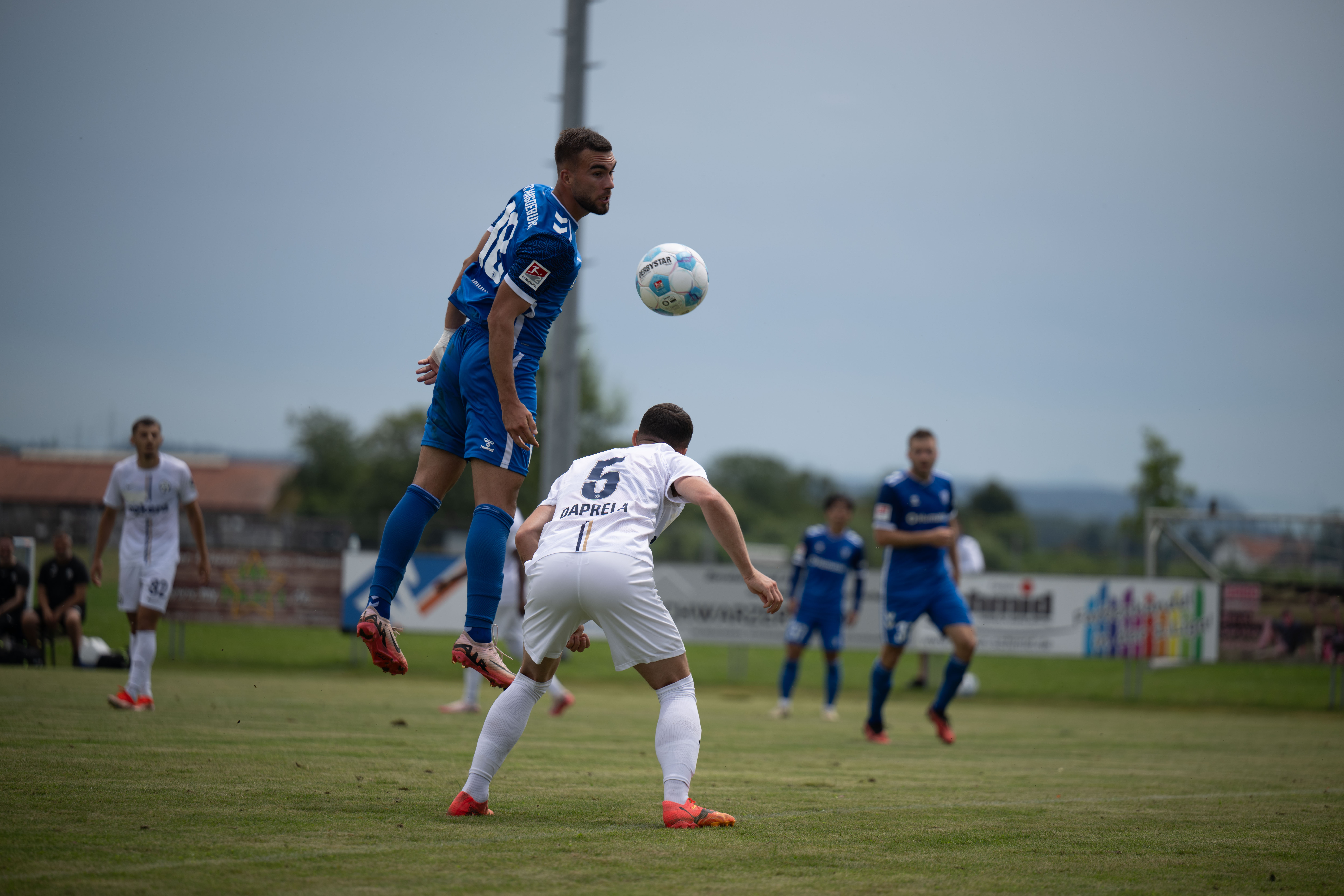 FCM-Stürmer Emir Kuhinja verpasste mit einem guten Kopfball nur knapp ein Tor für den Club.