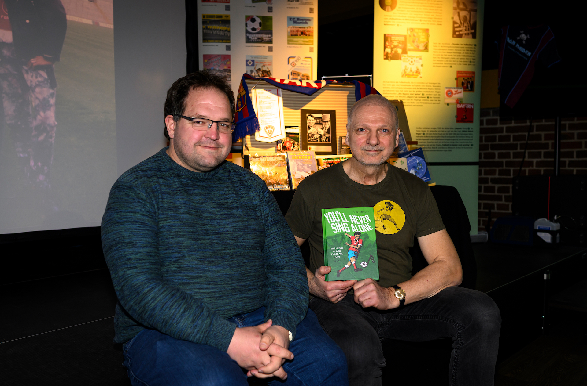 Stefan Roggenthin (links) mit Buchautor und Journalist Gunnar Leue. Foto: 1. FC Magdeburg