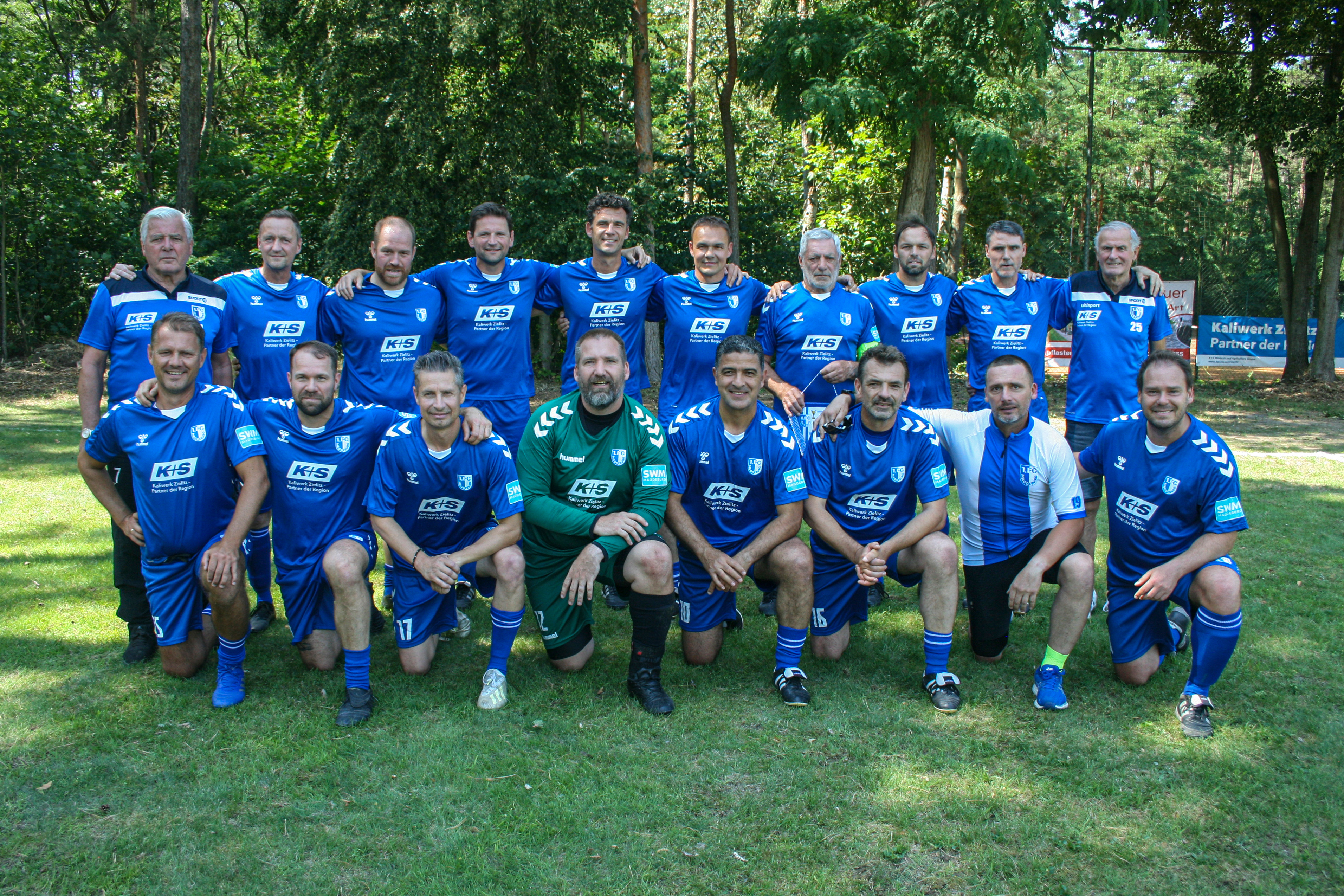 Gemeinsames Teamfoto auf dem Feld. Foto: FCM / Frank Helmke